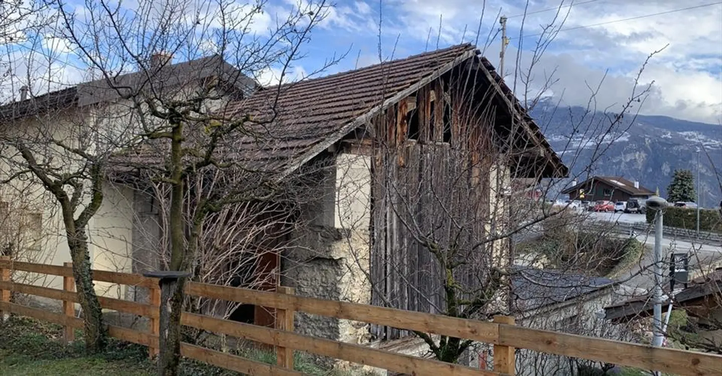For sale - Building with 2 apartments + barn + garage - Photo 12 of 12