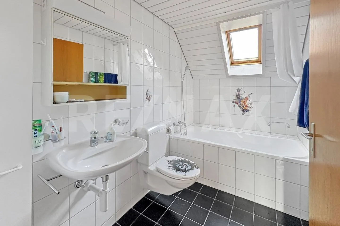 Arrive and Feel Good: Semi-Detached House with Enjoyment Garden - Photo 12 of 13