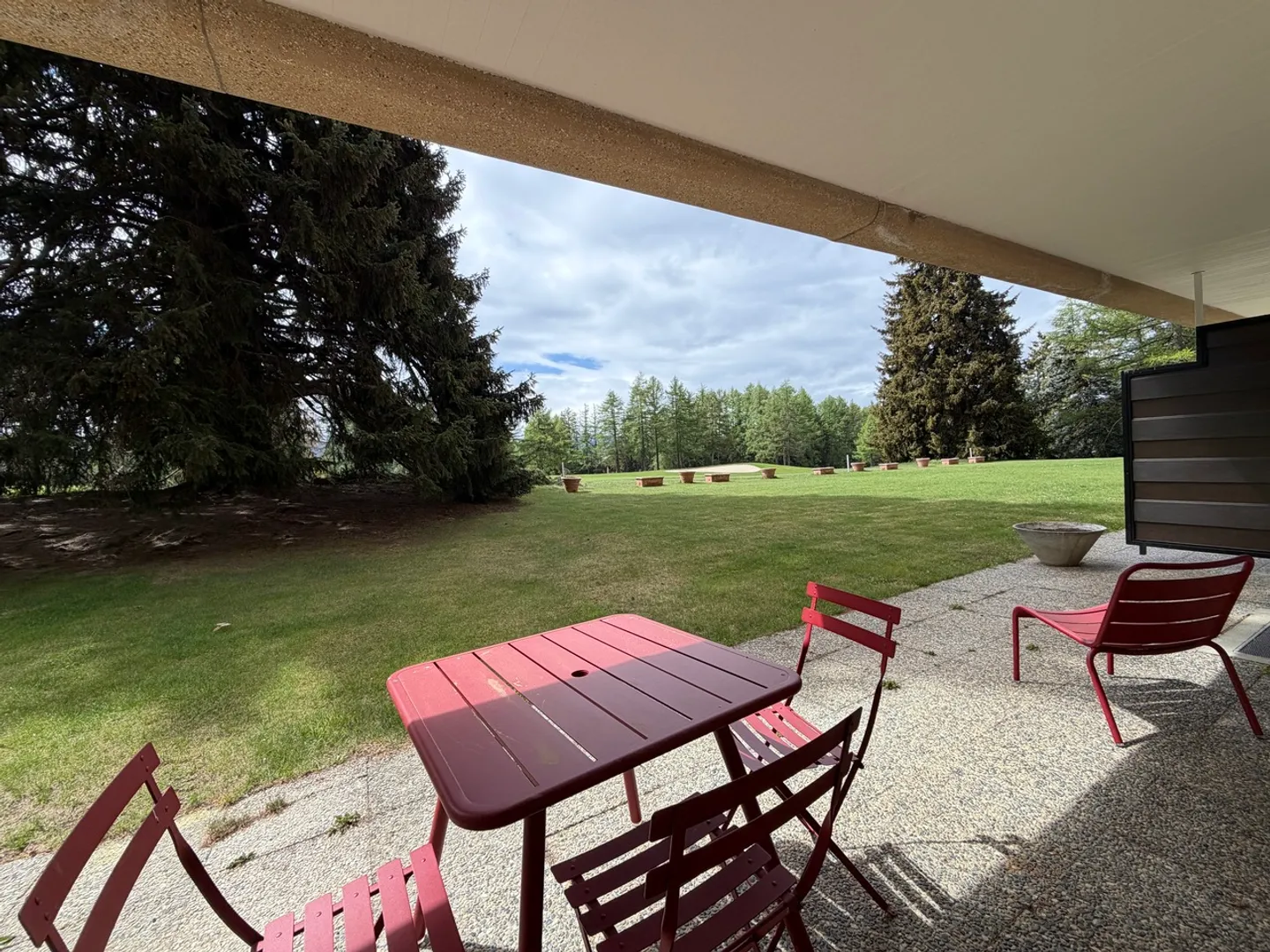 Außergewöhnliche Lage für diese 4.5-Zimmer-Wohnung am Golfplatz - Foto 15 von 17