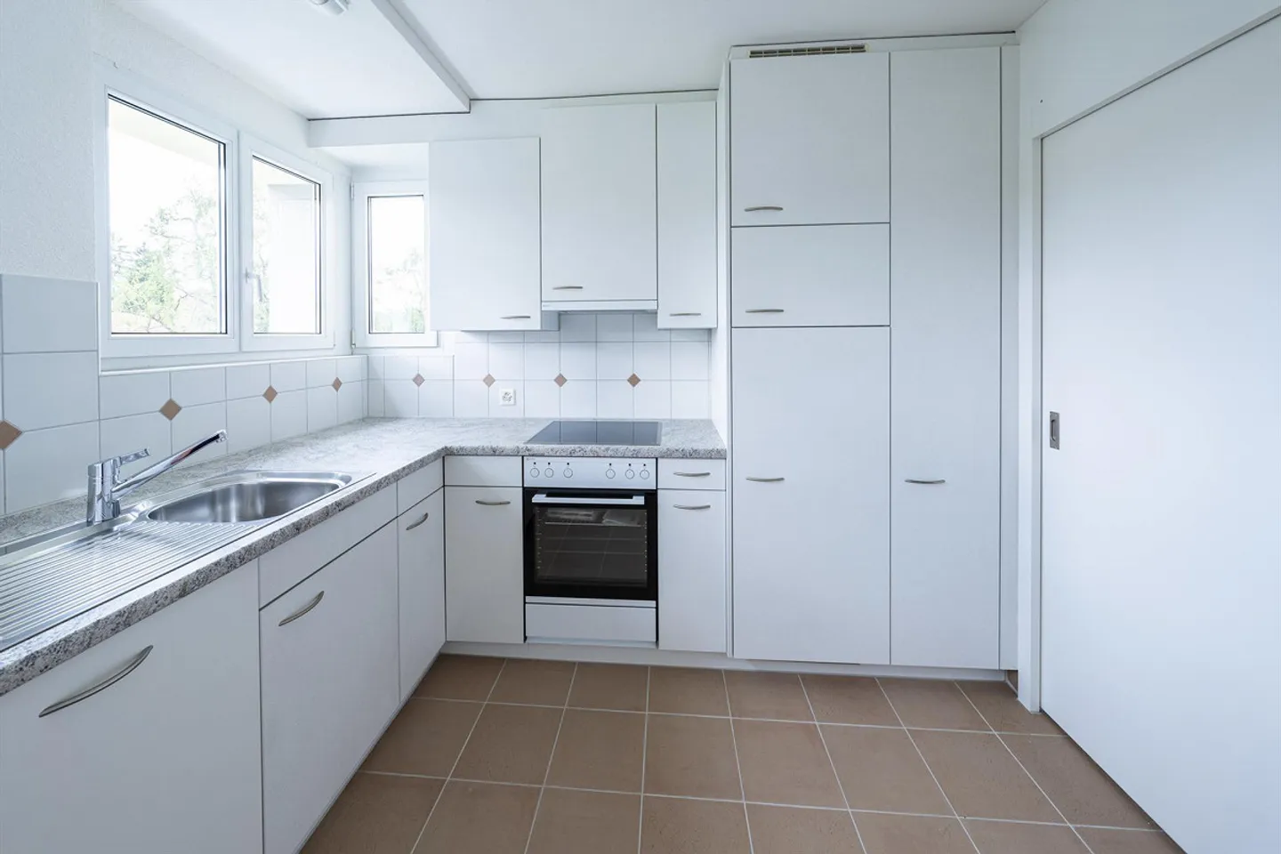 Bright 3-room apartment with glazed balcony - Photo 1 of 7