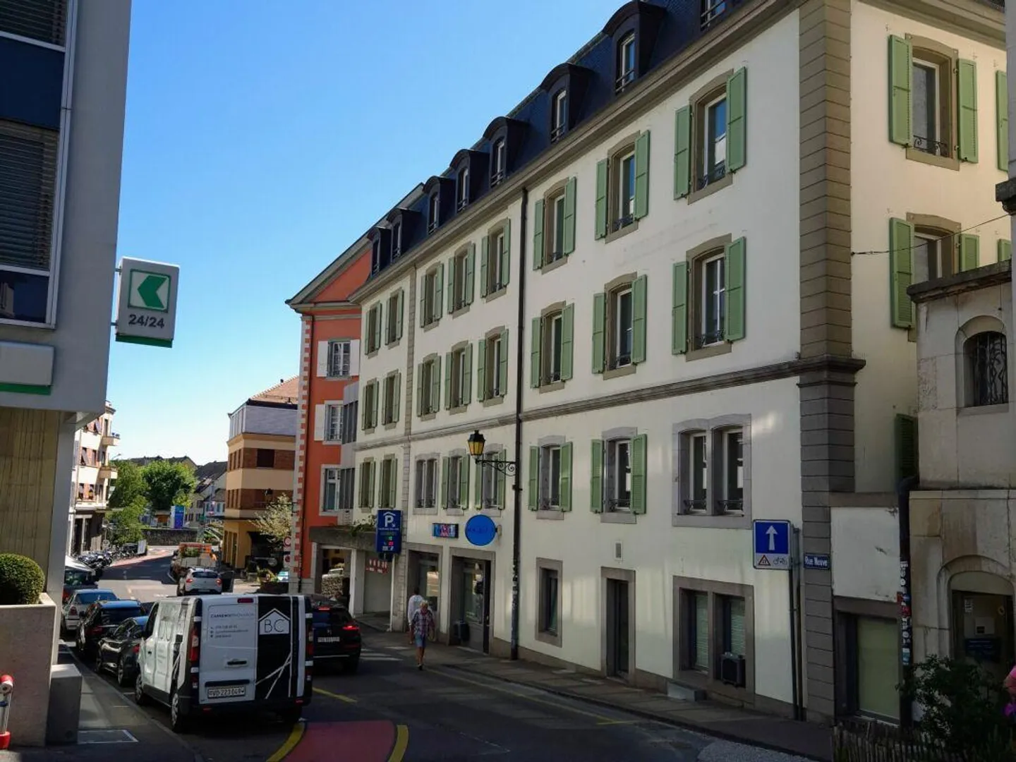 Prestigious building in downtown Nyon - Photo 2 of 9