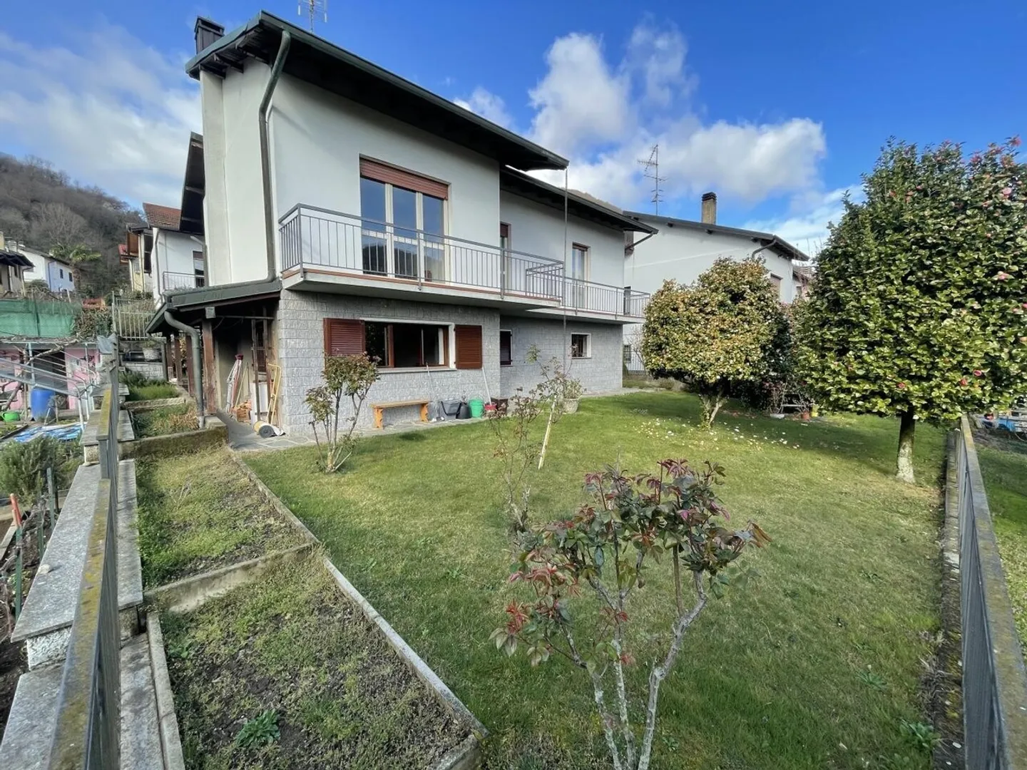 Casa familiare indipendente con viste panoramiche e giardino - Foto 1 di 13