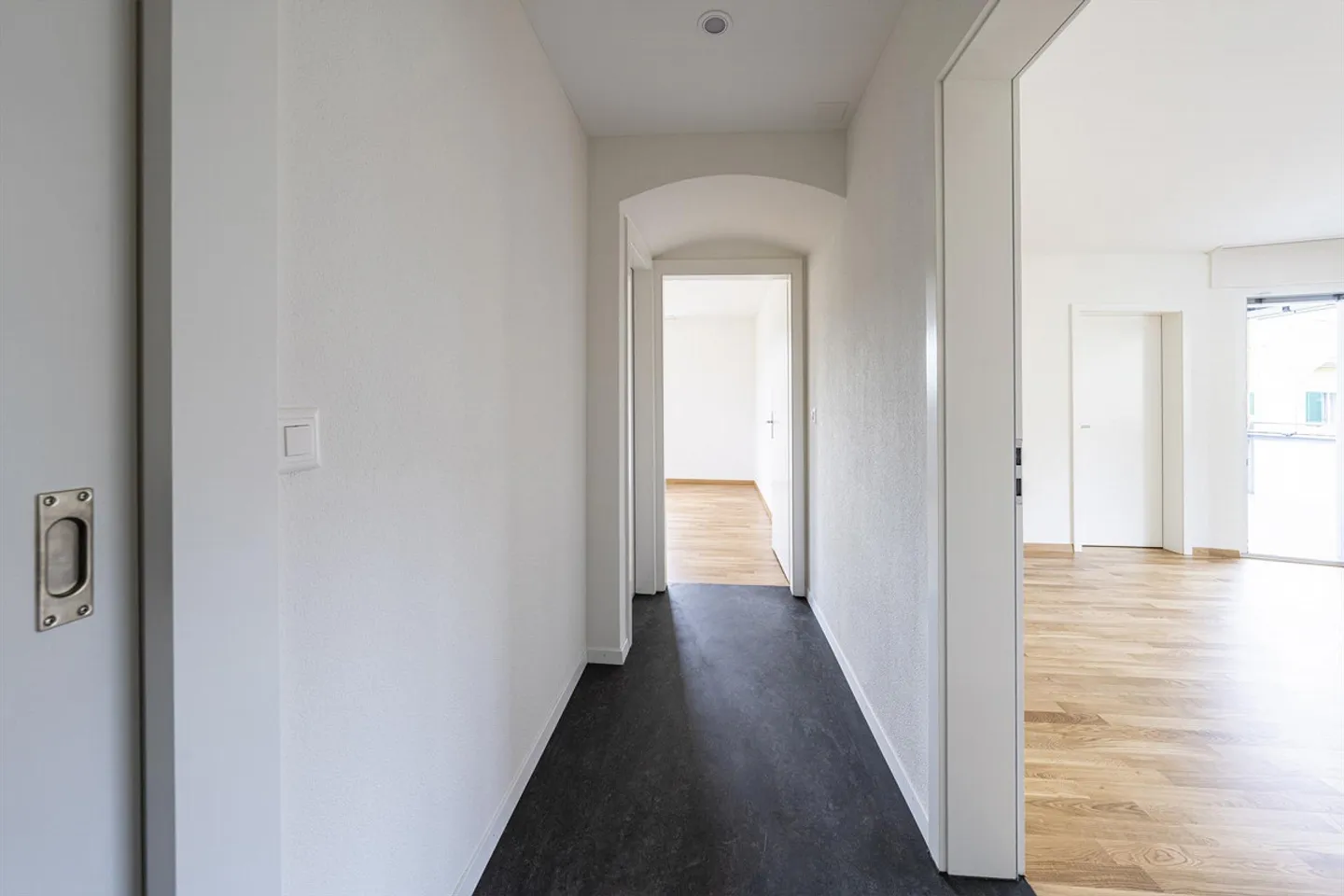 Bright 3-room apartment with glazed balcony - Photo 3 of 7