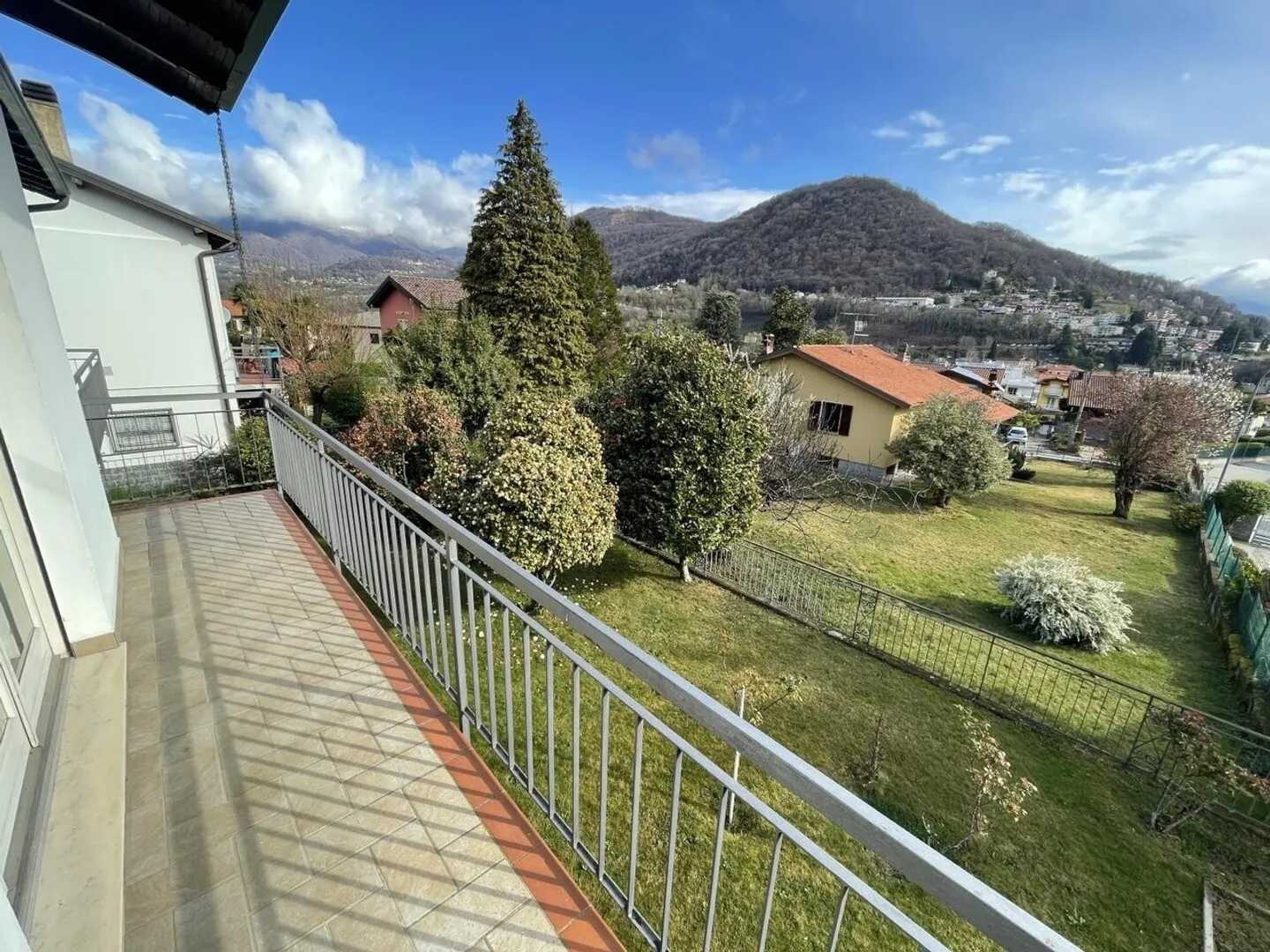 Casa familiare indipendente con viste panoramiche e giardino - Foto 4 di 13