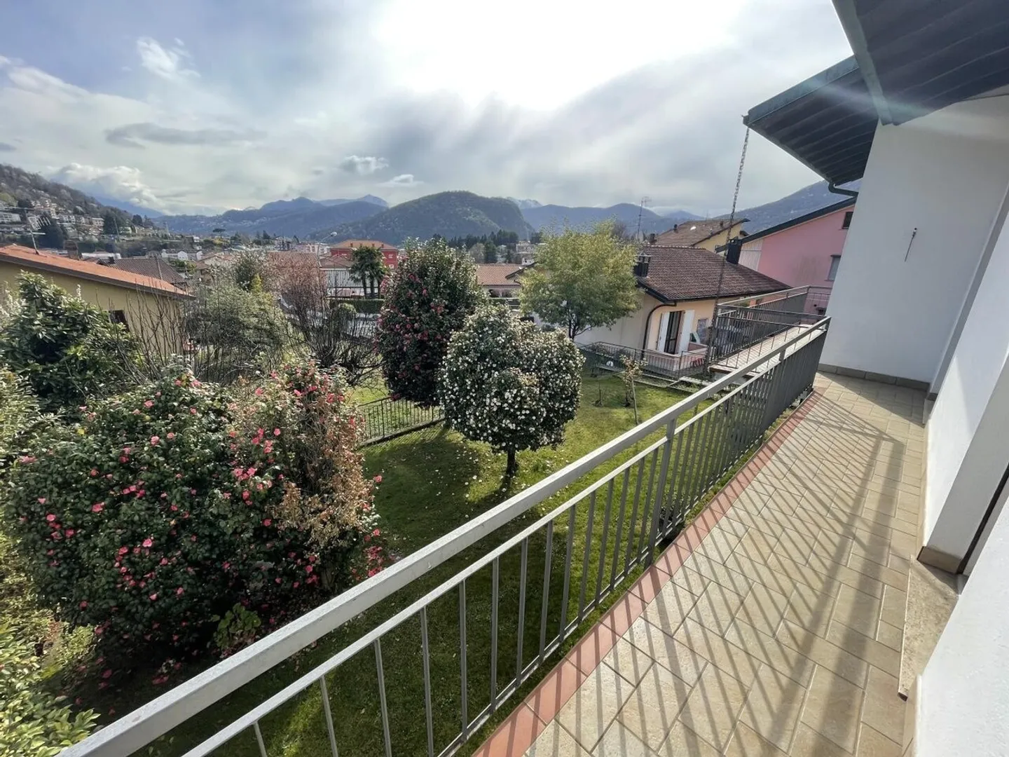 Casa familiare indipendente con viste panoramiche e giardino - Foto 5 di 13