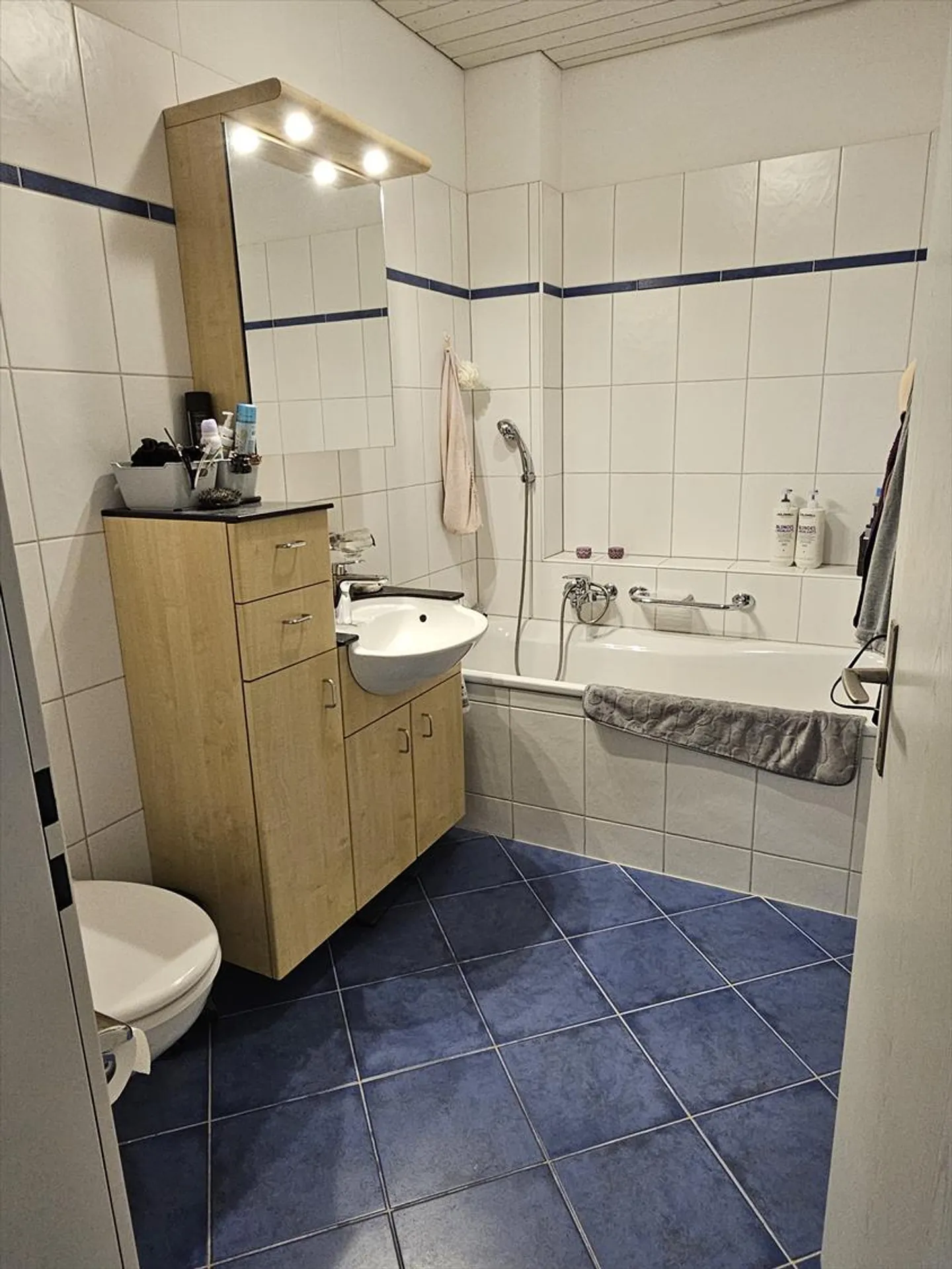 Schöne und helle Dachwohnung - Foto 7 von 13