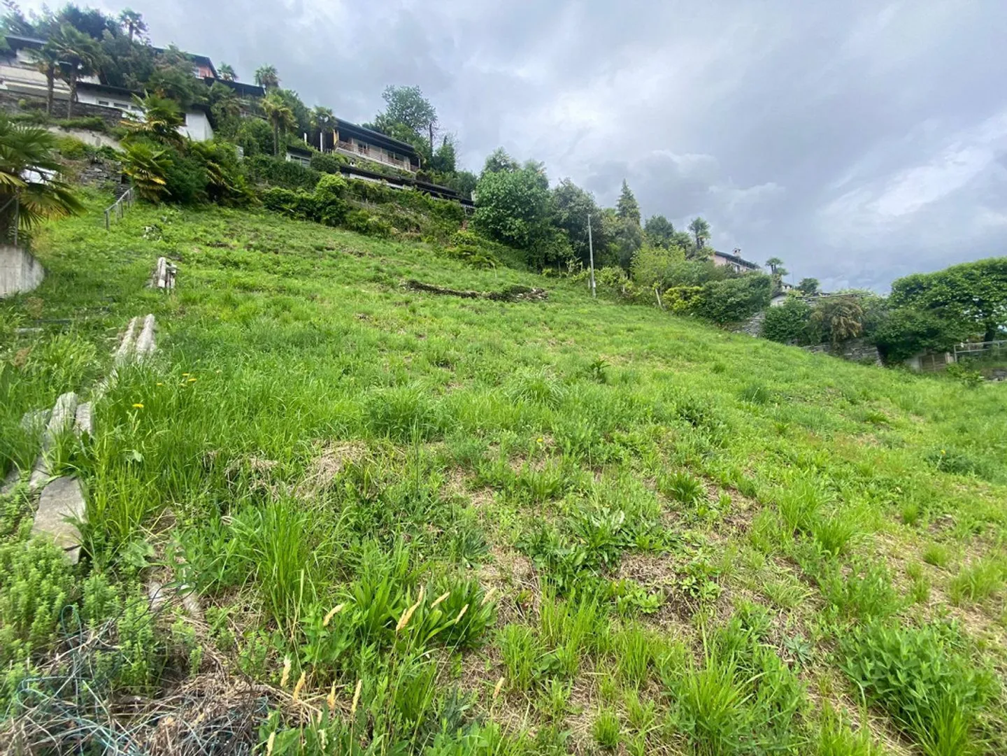 «Baulandgrundstück lvon 1100 m2 Fläche in Zone R2 mit Seeblick /Terreno edificabile di 1100 m2 in Zona R 2 con vista lago» - Foto 1 di 13