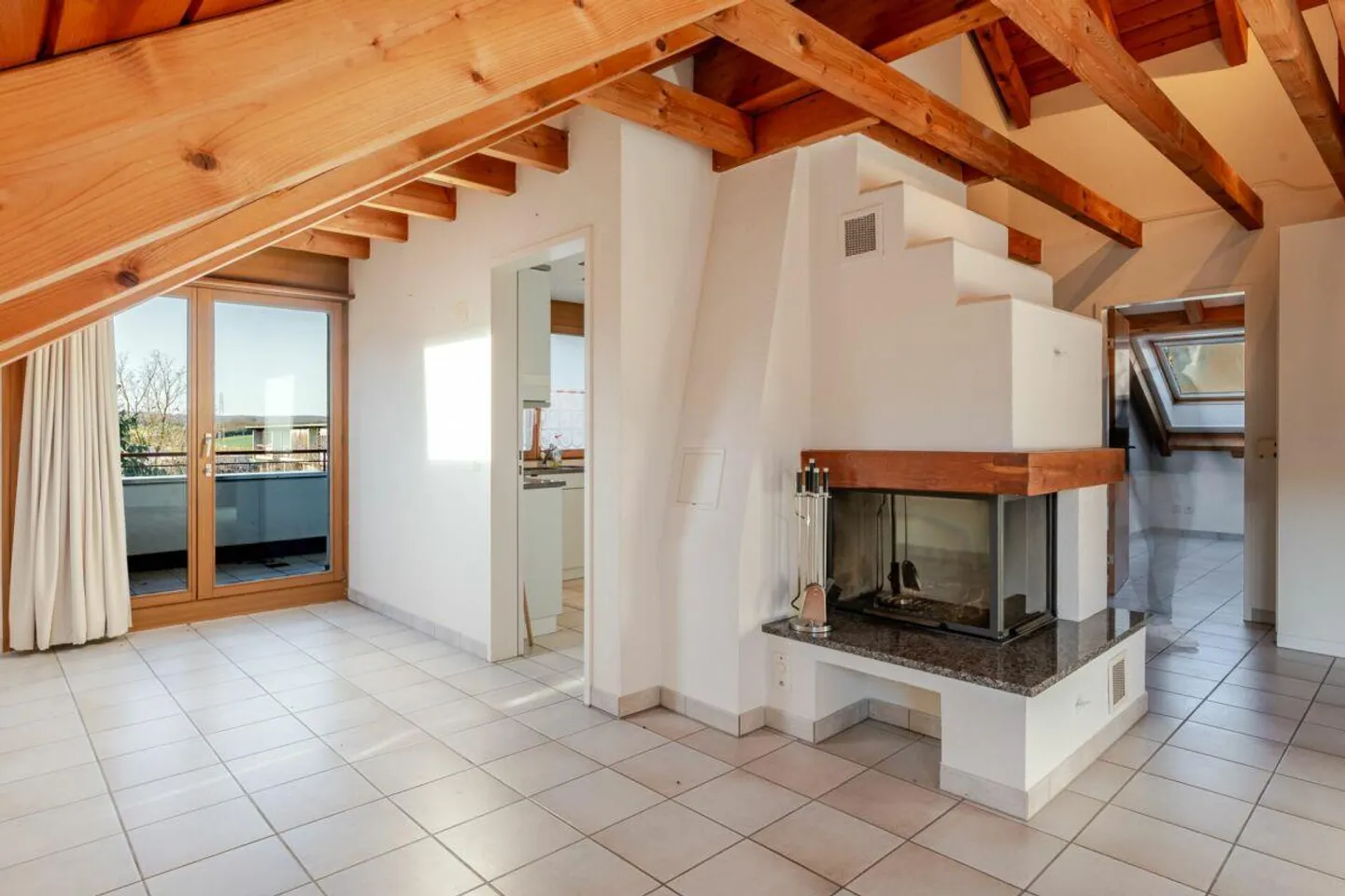 Appartement sous les toits lumineux de 3,5 pièces avec garage et parking extérieur - Photo 1 sur 13