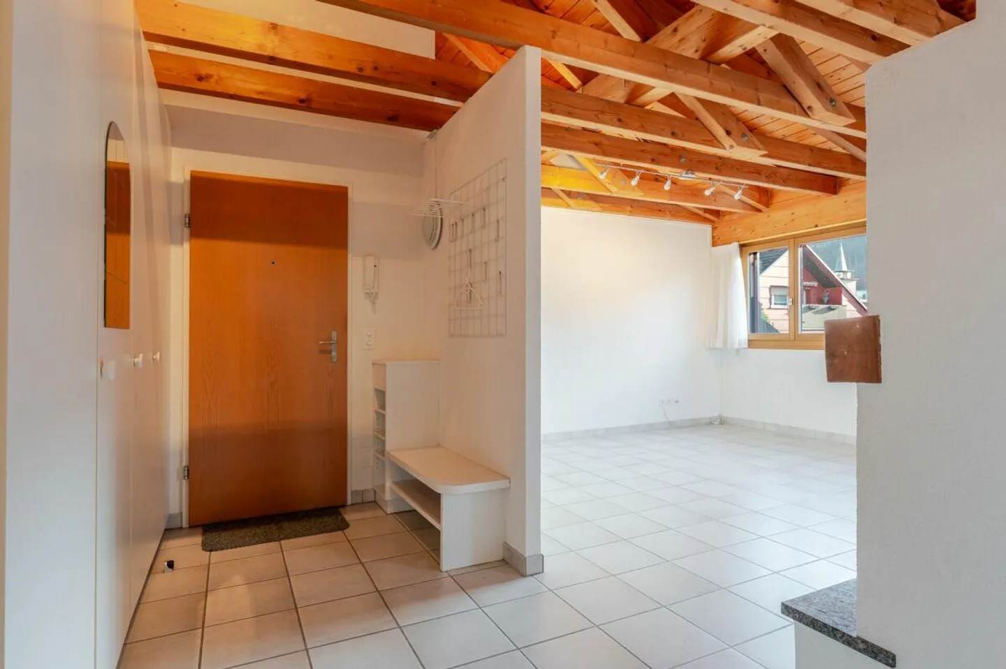 Appartement sous les toits lumineux de 3,5 pièces avec garage et parking extérieur - Photo 3 sur 13