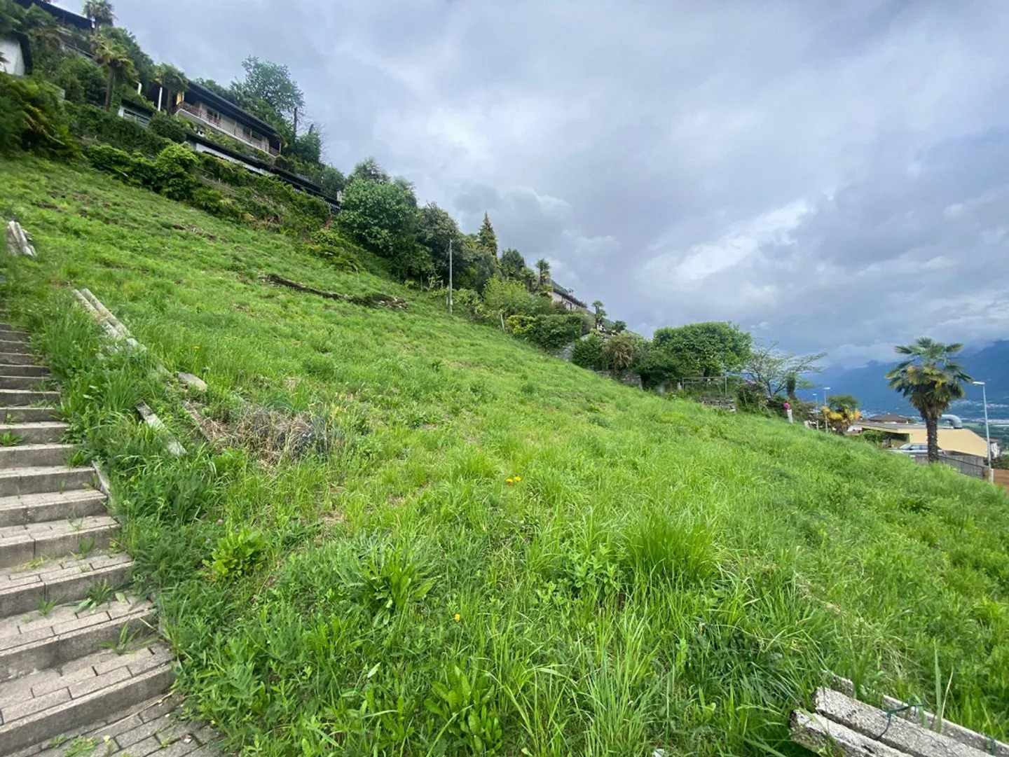 «Baulandgrundstück lvon 1100 m2 Fläche in Zone R2 mit Seeblick /Terreno edificabile di 1100 m2 in Zona R 2 con vista lago» - Foto 5 di 13