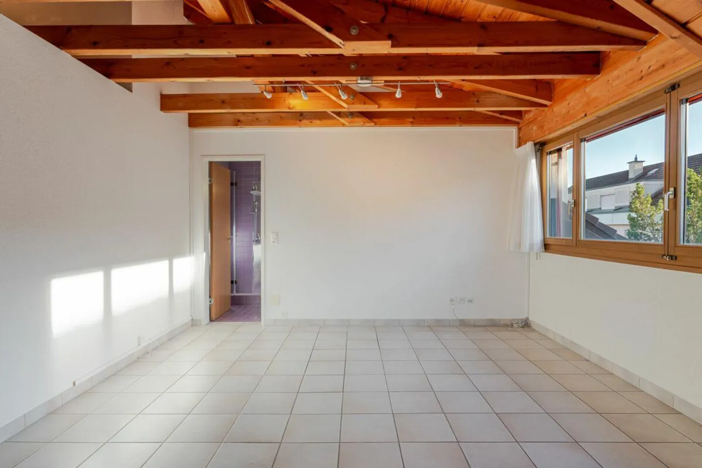 Appartement sous les toits lumineux de 3,5 pièces avec garage et parking extérieur - Photo 4 sur 13