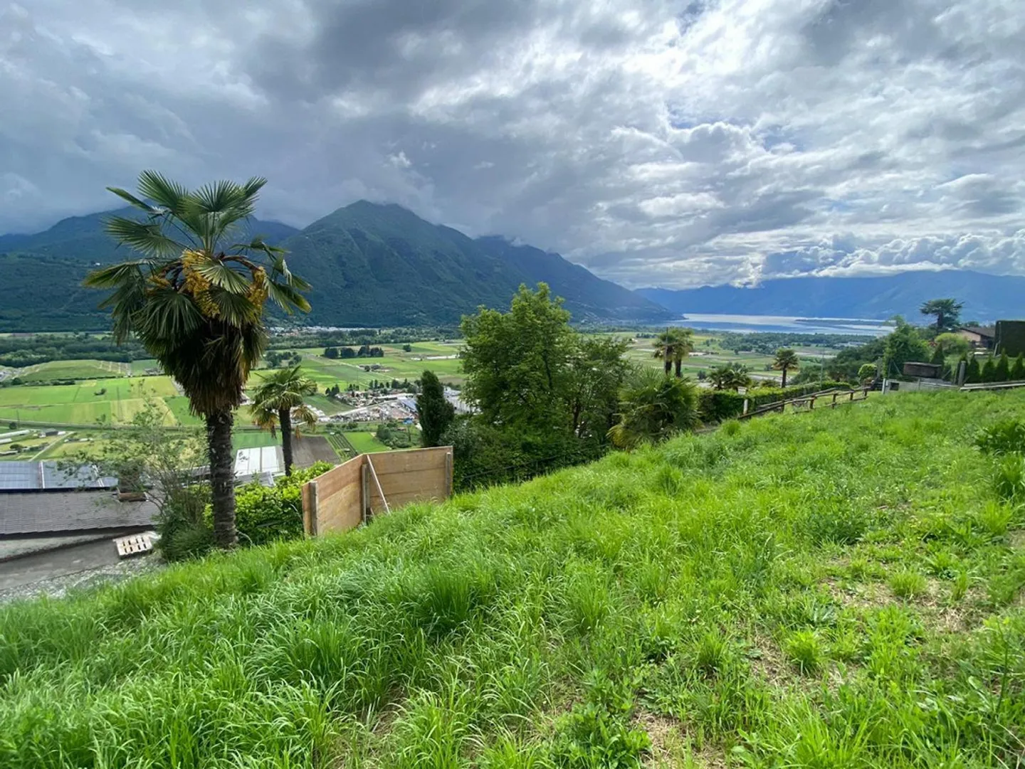 «Baulandgrundstück lvon 1100 m2 Fläche in Zone R2 mit Seeblick /Terreno edificabile di 1100 m2 in Zona R 2 con vista lago» - Foto 6 di 13