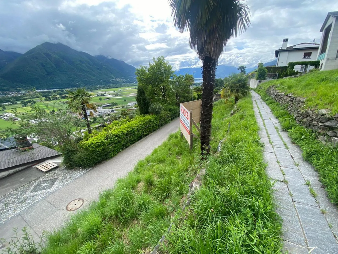 «Baulandgrundstück lvon 1100 m2 Fläche in Zone R2 mit Seeblick /Terreno edificabile di 1100 m2 in Zona R 2 con vista lago» - Foto 7 di 13