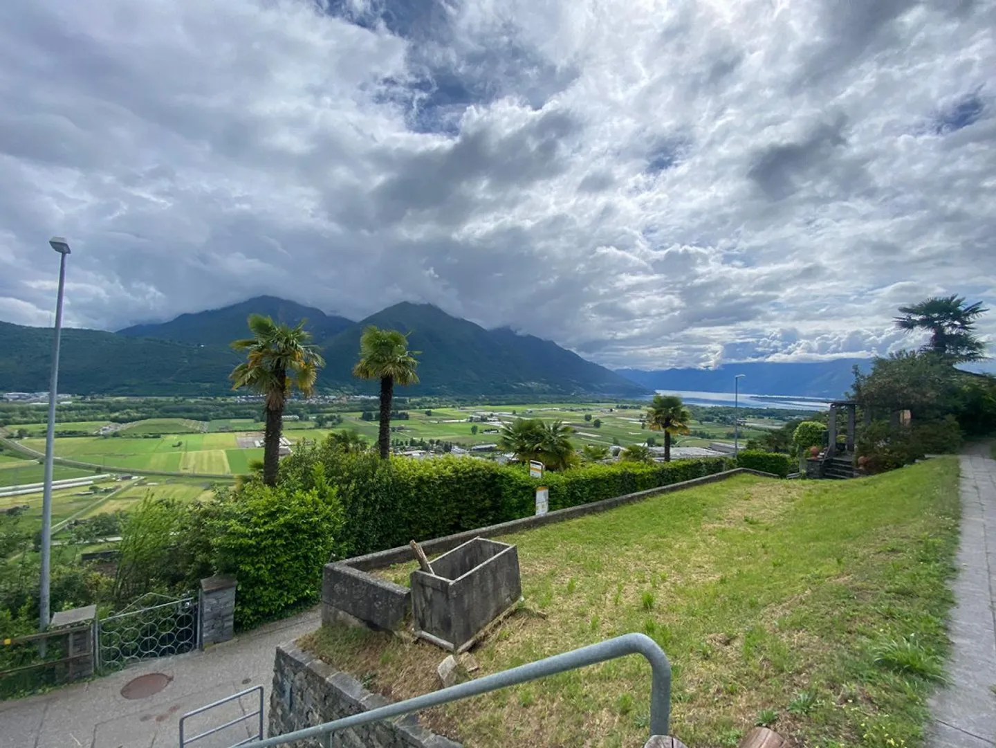 «Baulandgrundstück lvon 1100 m2 Fläche in Zone R2 mit Seeblick /Terreno edificabile di 1100 m2 in Zona R 2 con vista lago» - Foto 9 di 13