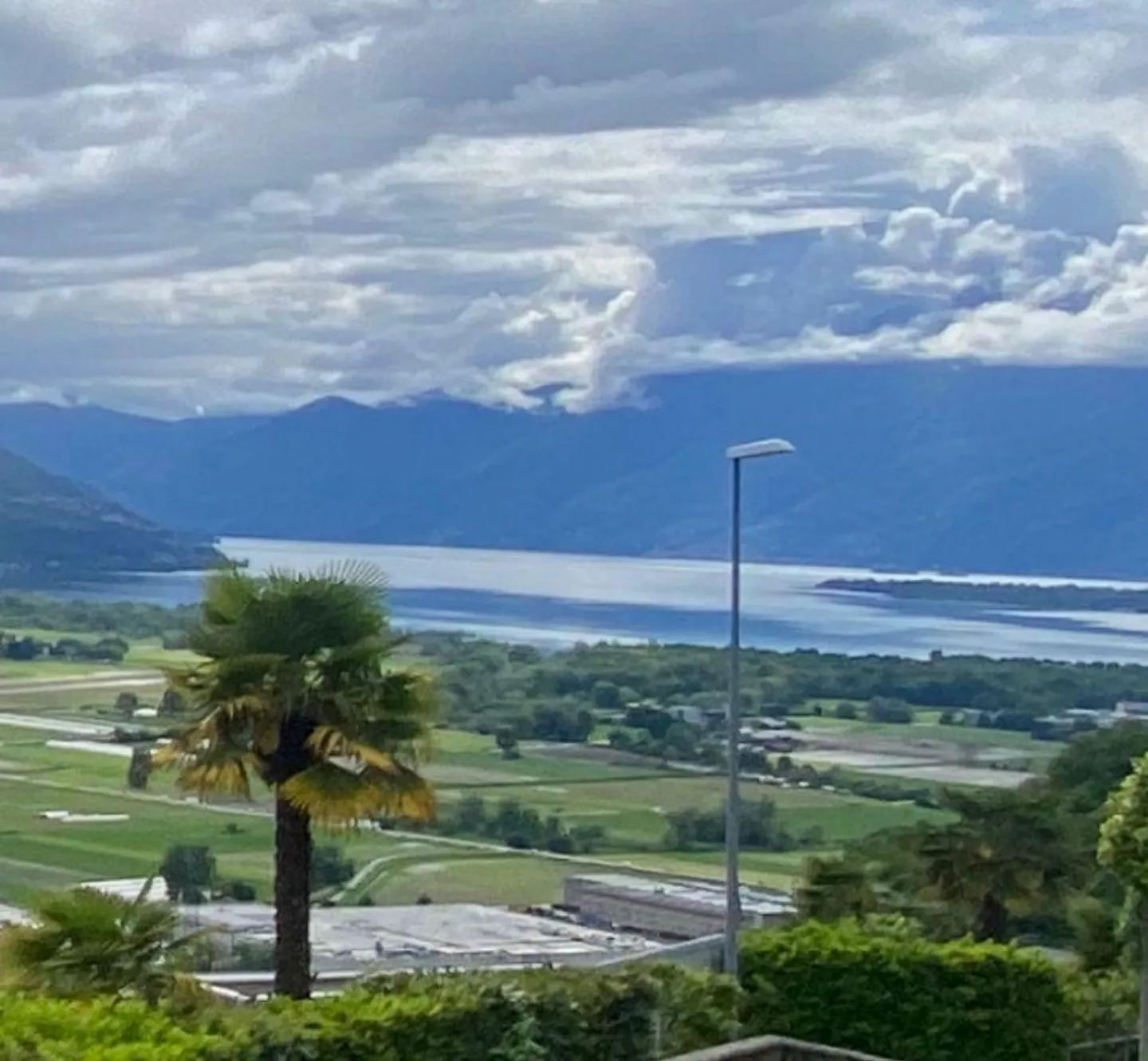 «Baulandgrundstück lvon 1100 m2 Fläche in Zone R2 mit Seeblick /Terreno edificabile di 1100 m2 in Zona R 2 con vista lago» - Foto 10 di 13