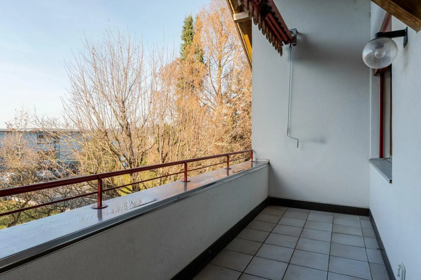 Appartement sous les toits lumineux de 3,5 pièces avec garage et parking extérieur - Photo 6 sur 13