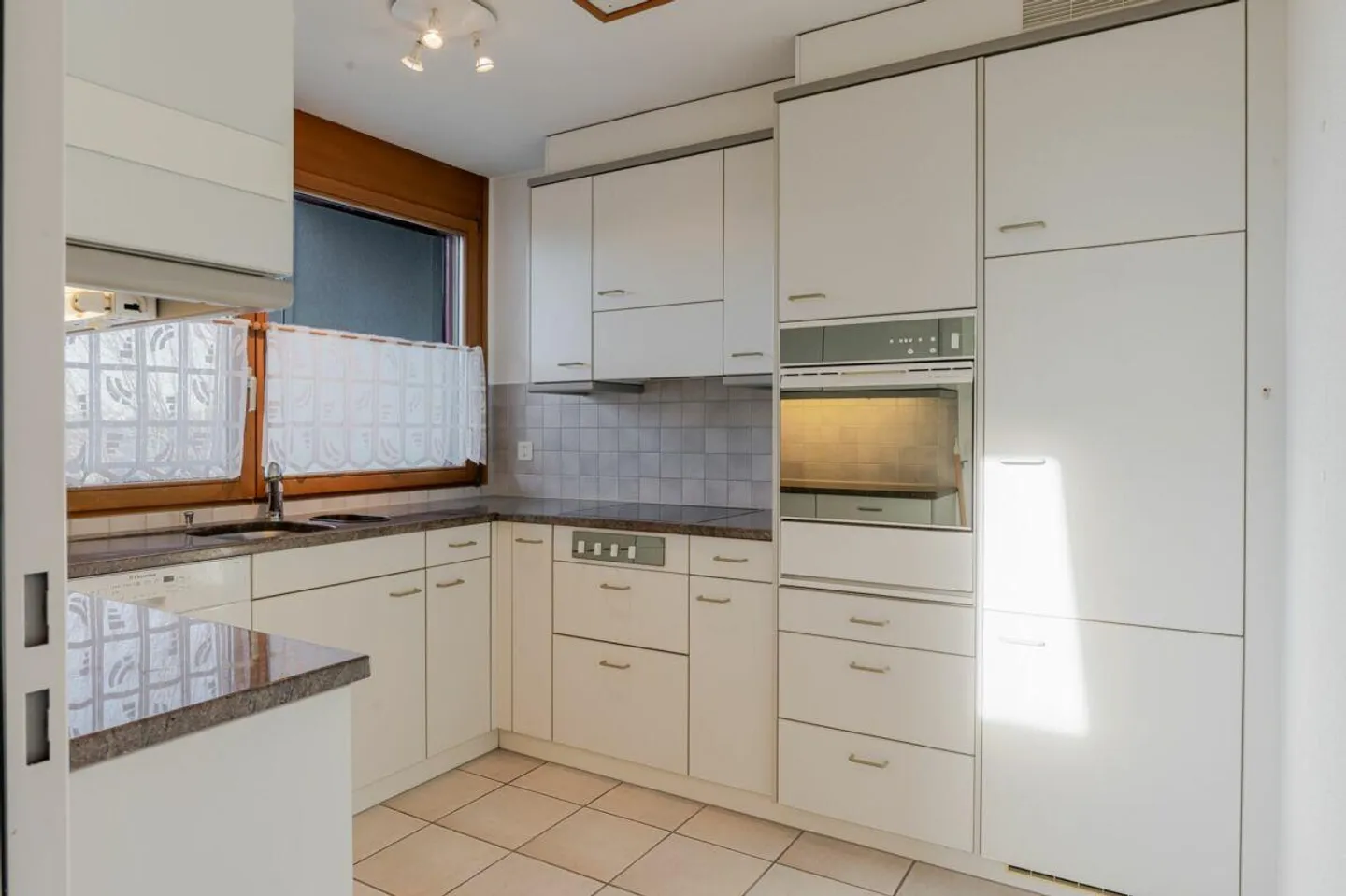 Appartement sous les toits lumineux de 3,5 pièces avec garage et parking extérieur - Photo 7 sur 13