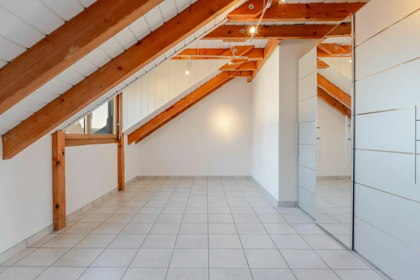 Appartement sous les toits lumineux de 3,5 pièces avec garage et parking extérieur - Photo 10 sur 13