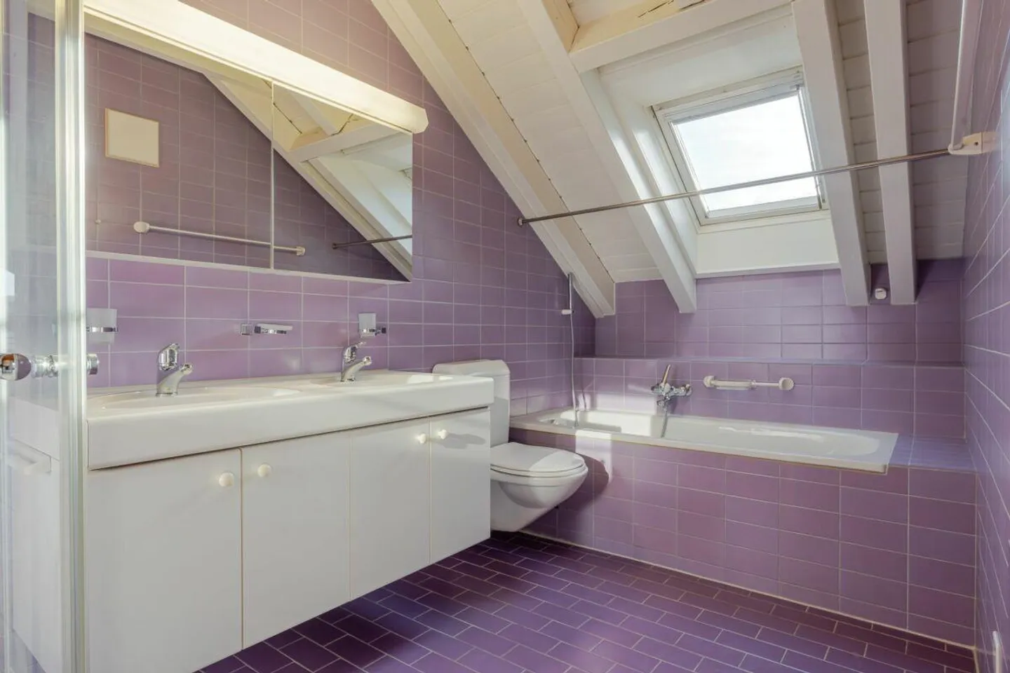 Appartement sous les toits lumineux de 3,5 pièces avec garage et parking extérieur - Photo 8 sur 13