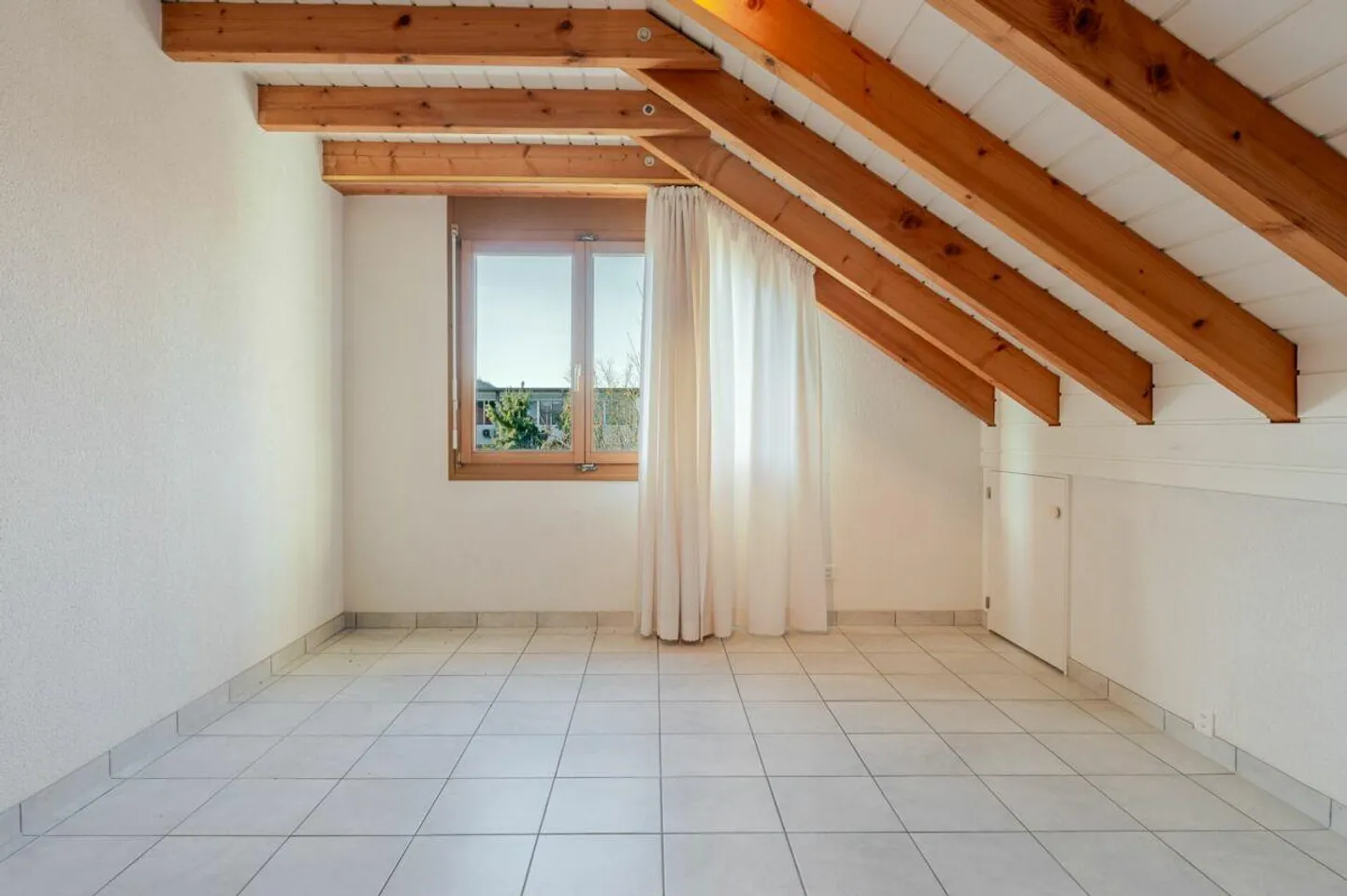 Appartement sous les toits lumineux de 3,5 pièces avec garage et parking extérieur - Photo 12 sur 13