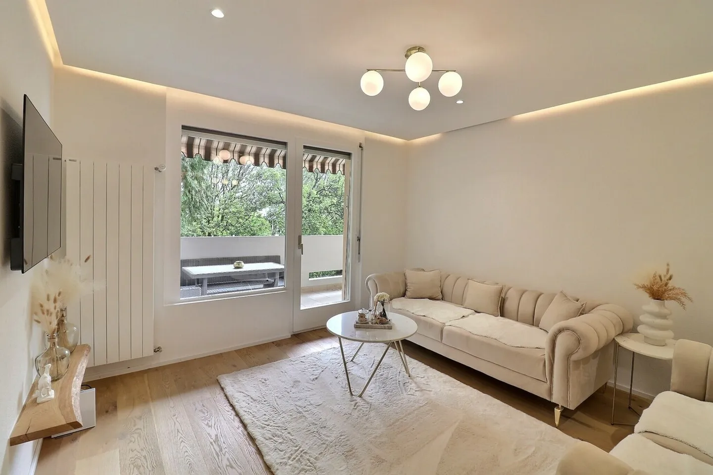 Furnished 3.5 Room Apartment by the Lake Available for 3 Months - Photo 2 of 7