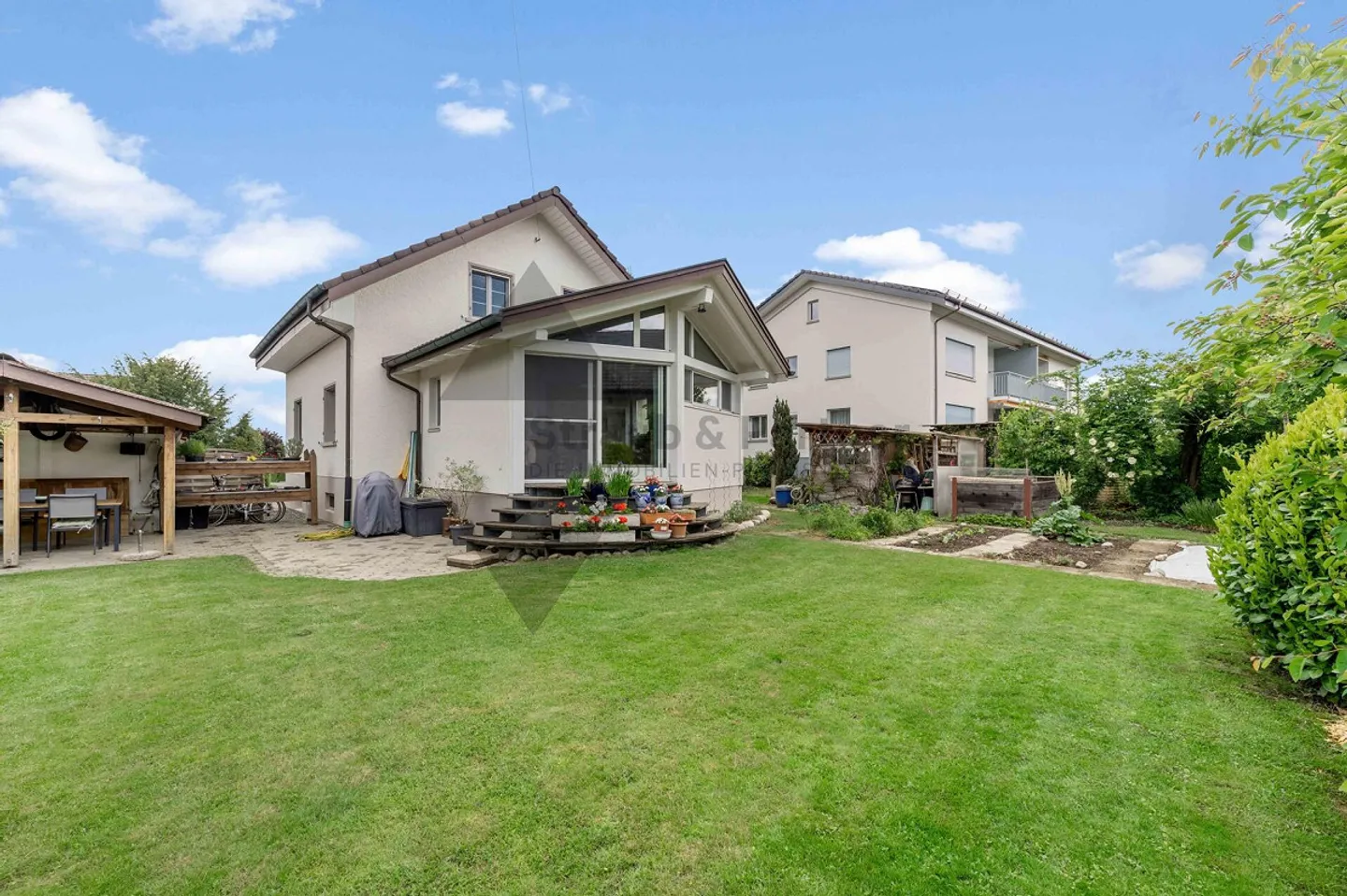 Charming Single-Family Home with Large Garden and Great Potential - Photo 2 of 9