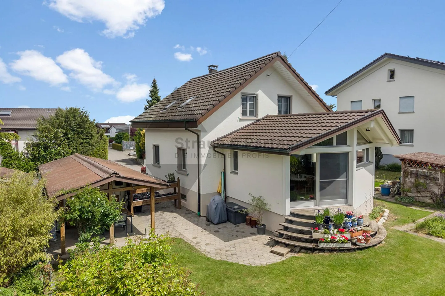Charming Single-Family Home with Large Garden and Great Potential - Photo 3 of 9