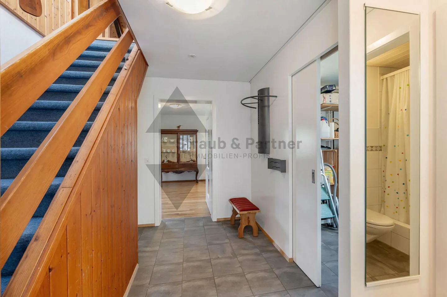 Charming Single-Family Home with Large Garden and Great Potential - Photo 4 of 9