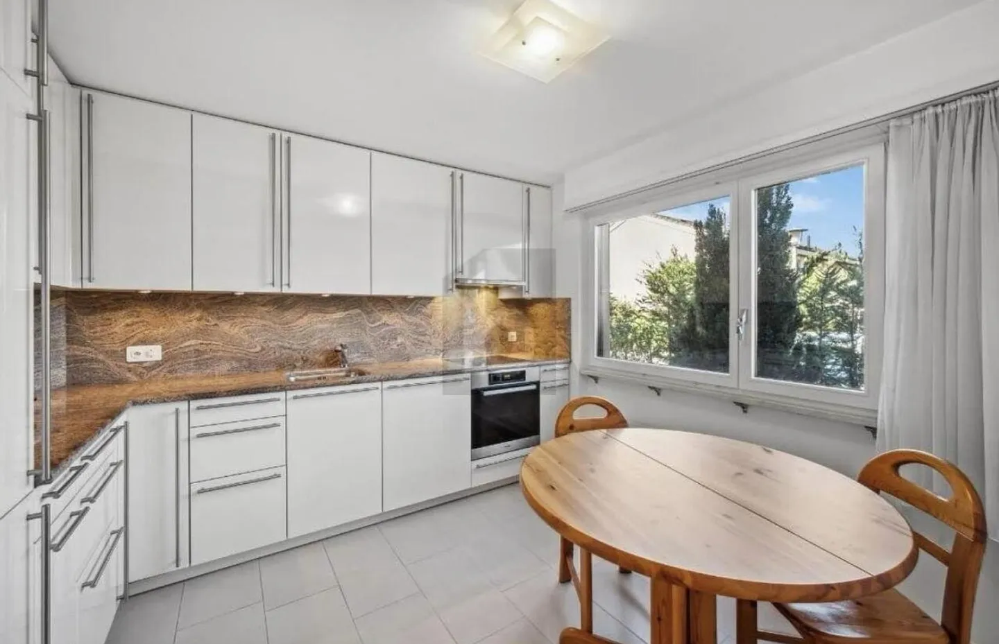 SOLEGGIATO E MODERNO CON GIARDINO - Foto 4 di 6