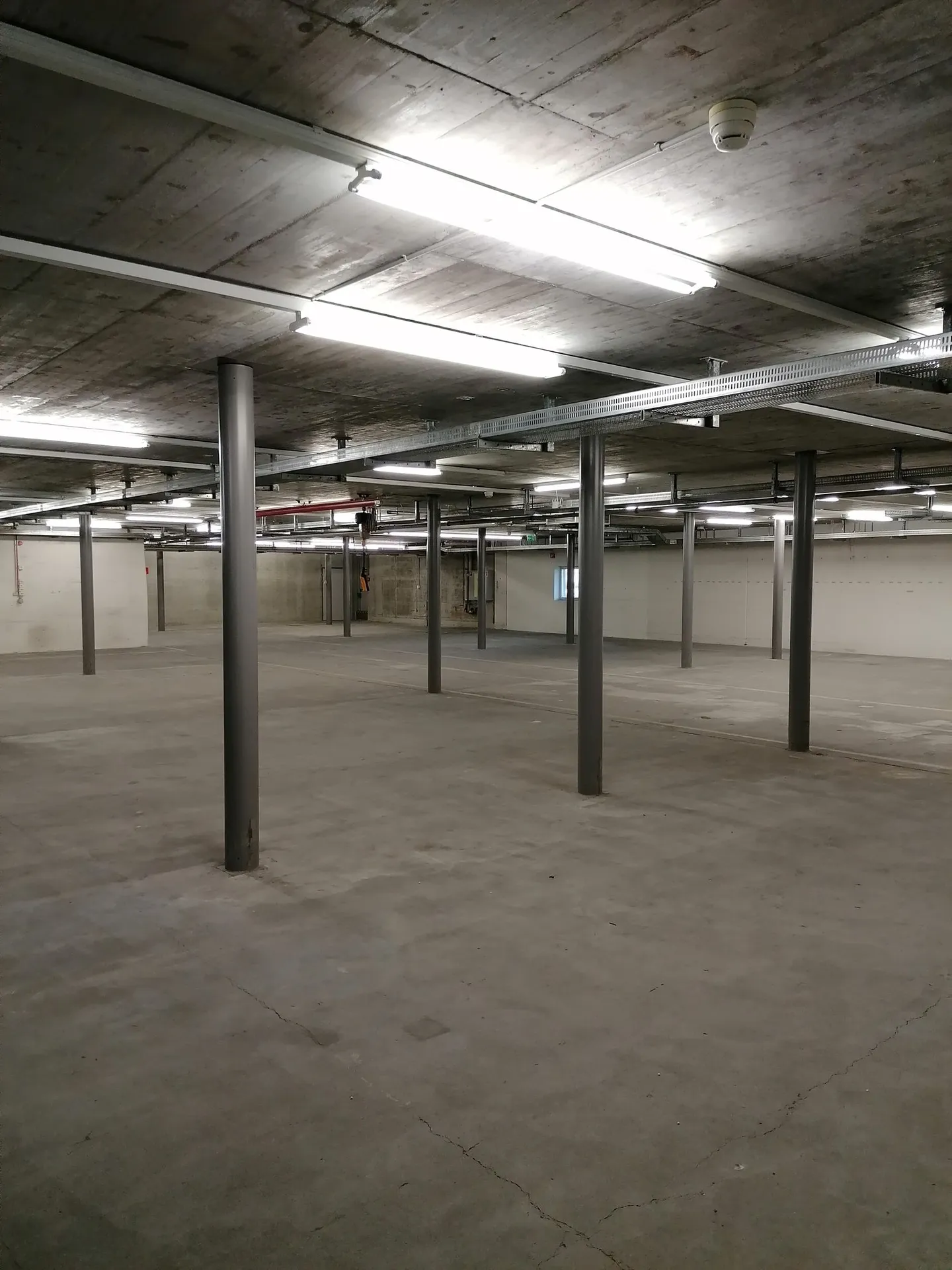 Espace de stockage éclairé à louer au centre de Nidau ! - Photo 1 sur 5