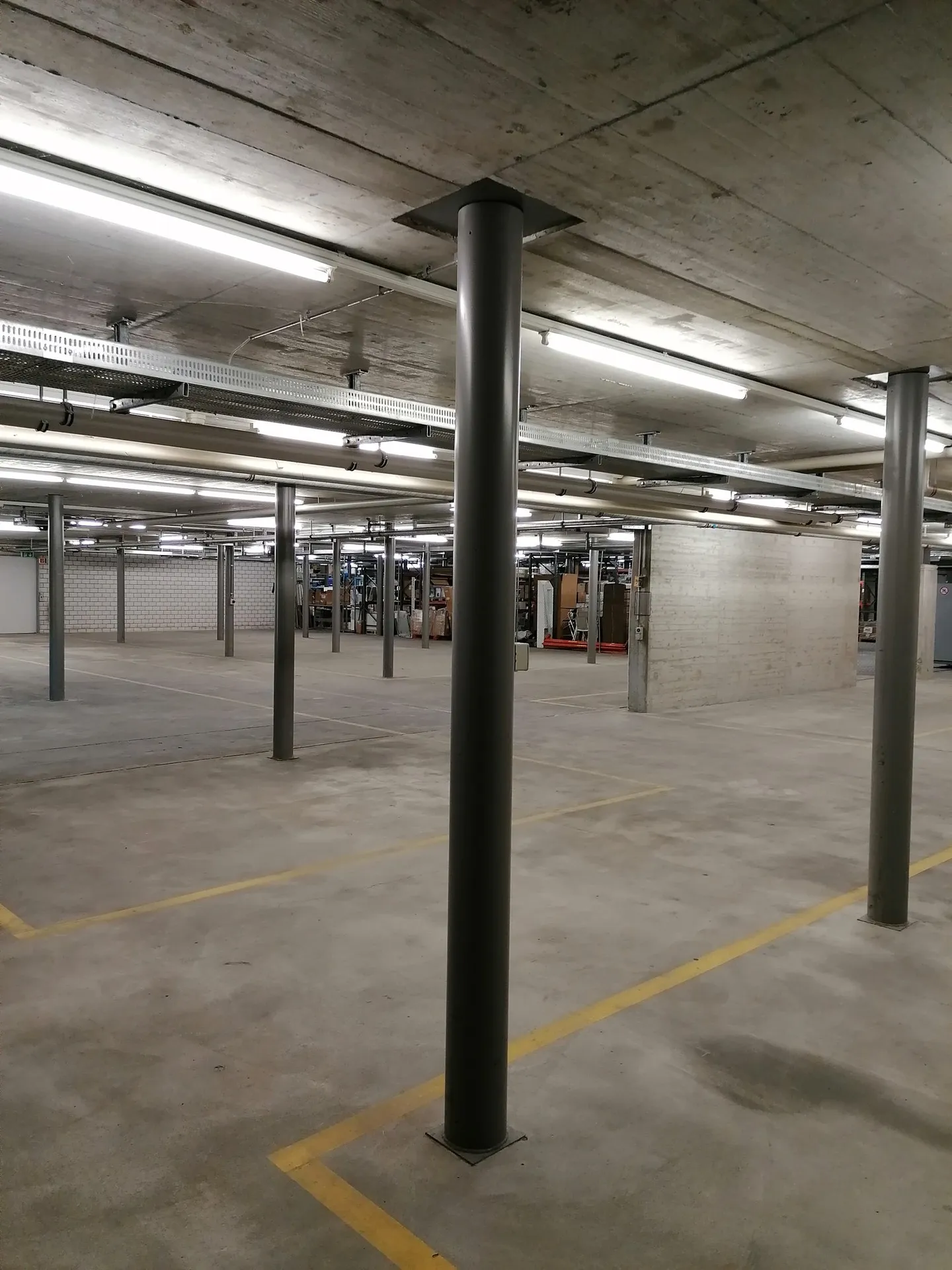 Espace de stockage éclairé à louer au centre de Nidau ! - Photo 4 sur 5