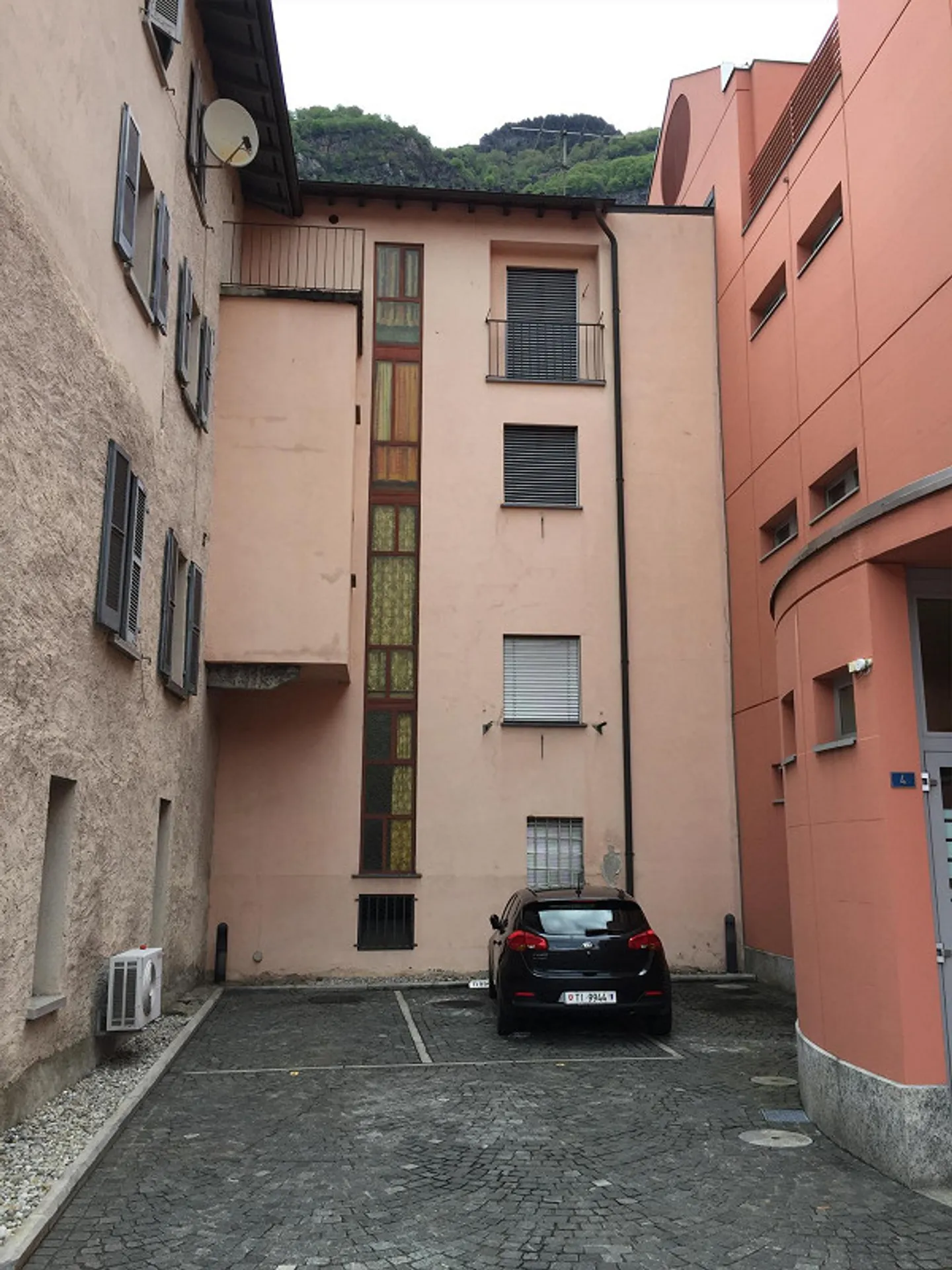 Building in the center of Biasca - Photo 2 of 2