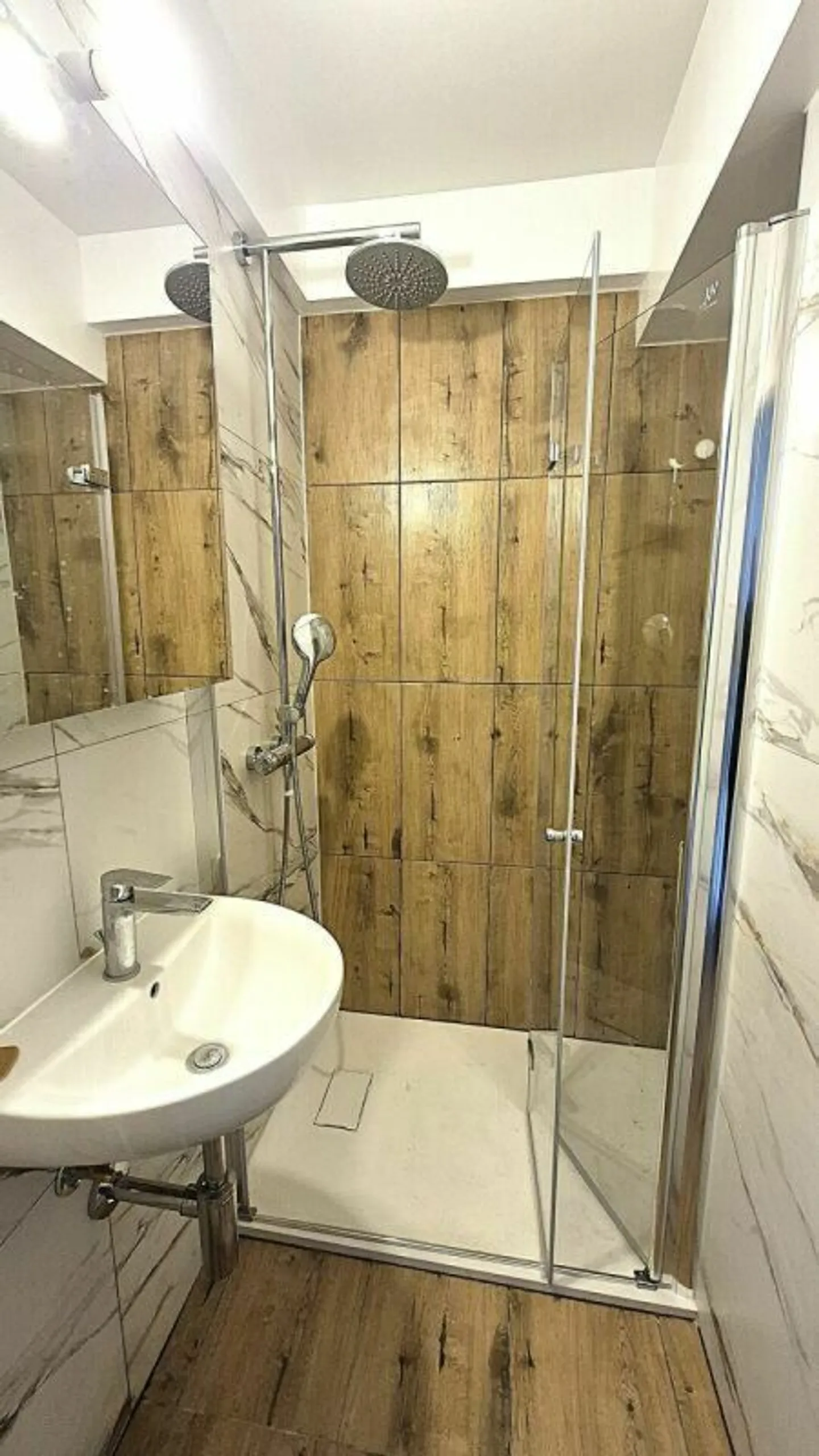 Interamente ristrutturato: appartamento di 4 locali a Locle - Foto 2 di 7