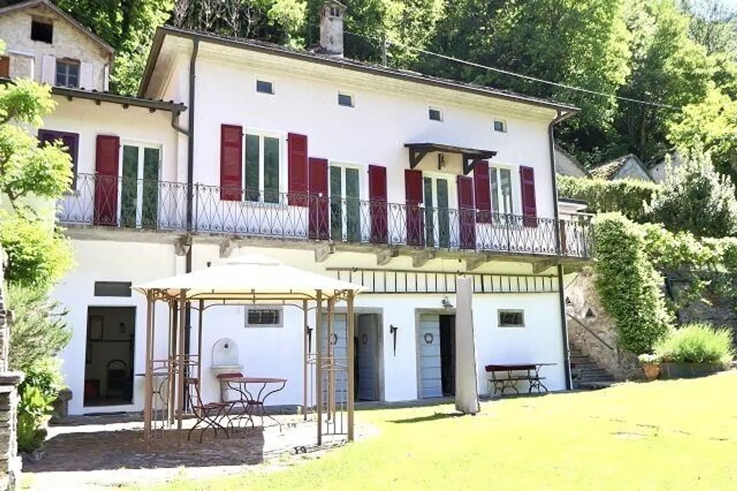 Casa ticinese di 3 1/2 locali in una posizione molto tranquilla e soleggiata con una bella vista - Foto 2 di 13