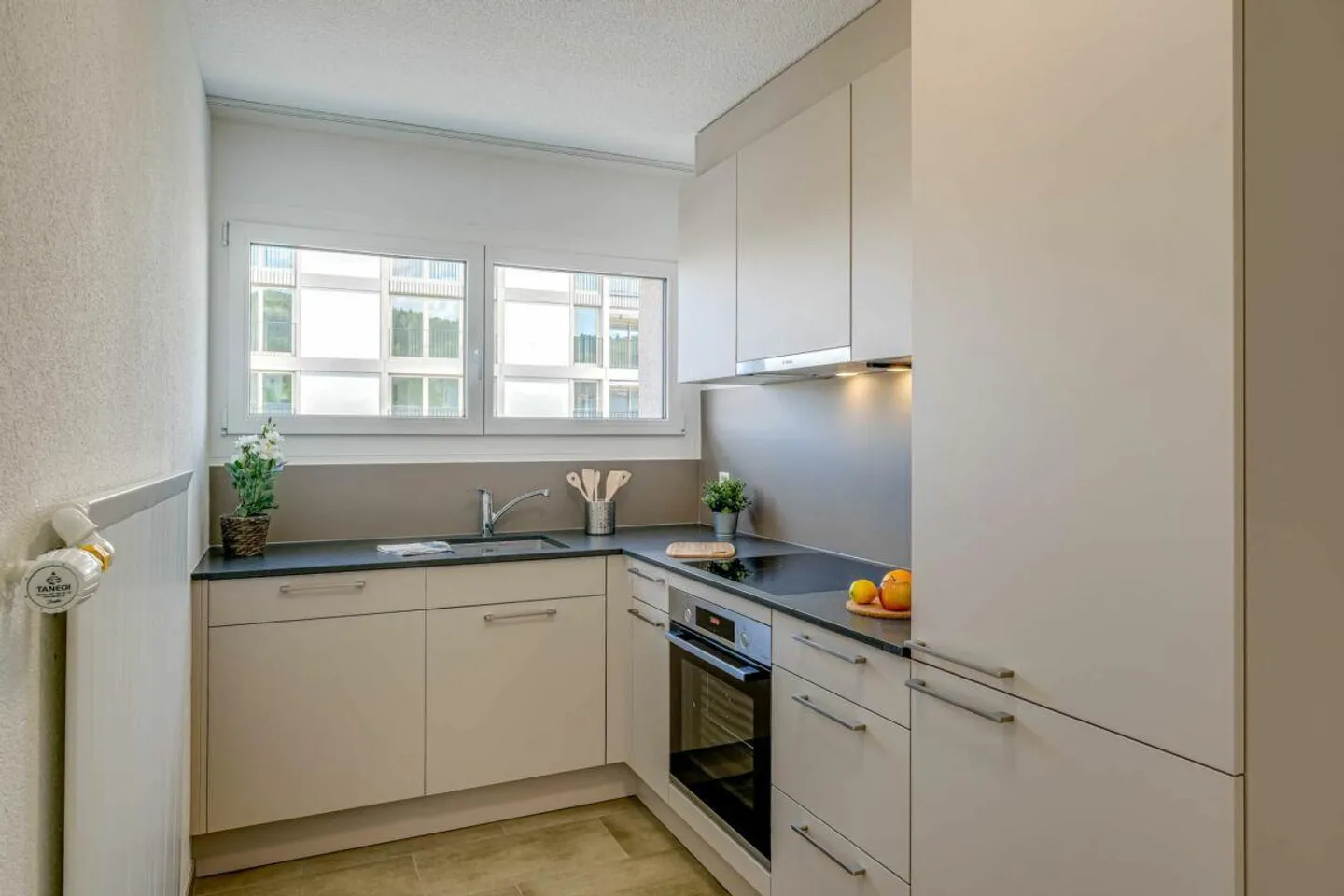 APPARTAMENTO MODERNO 3.5 STANZE - Foto 2 di 10