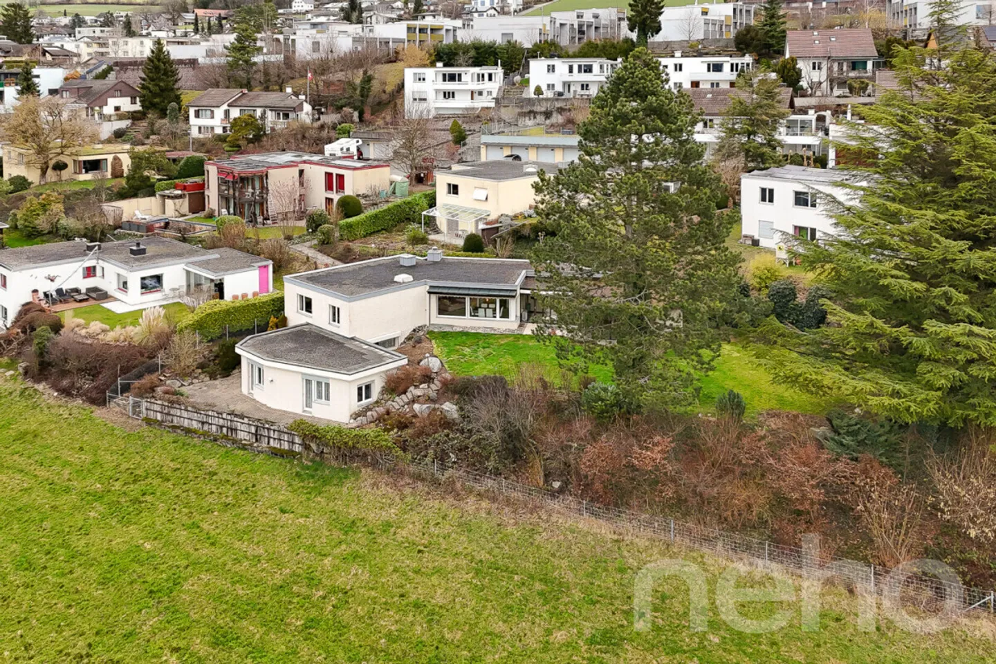 Geräumiges Haus mit atemberaubender Aussicht - Foto 1 von 12
