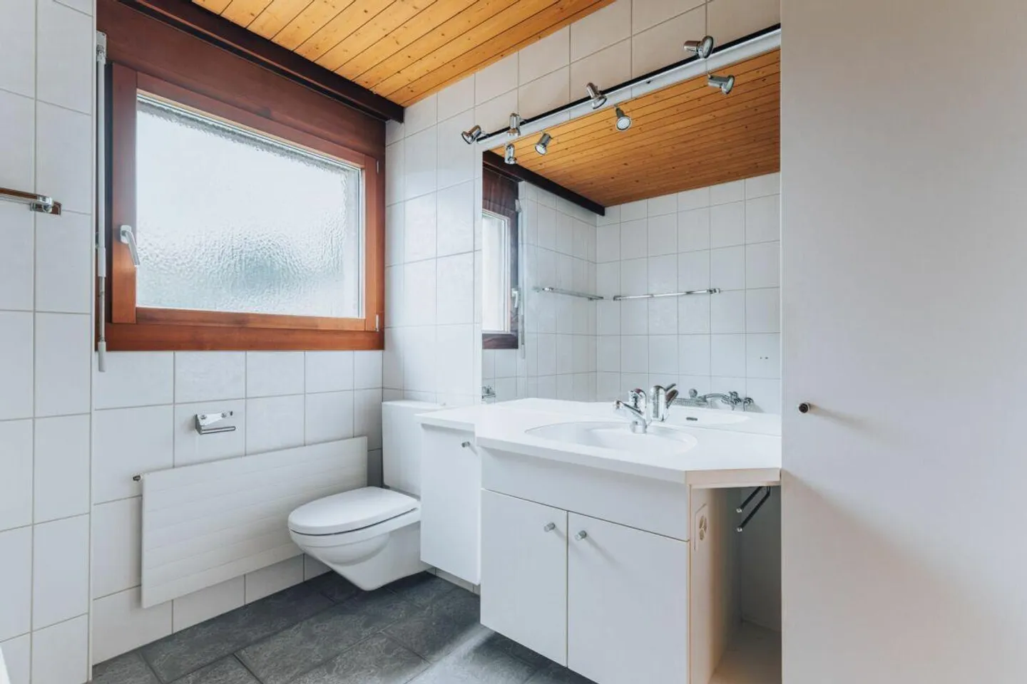 Casa bifamiliare indipendente (2x 4.5 stanze) in una posizione tranquilla - Foto 15 di 15