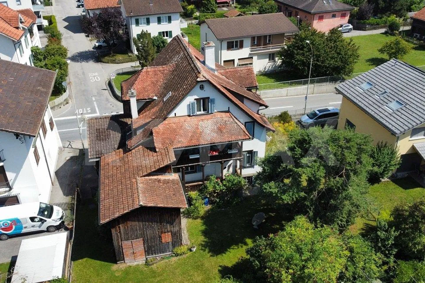 Casa storica a tre famiglie con fascino e potenziale - Foto 1 di 9