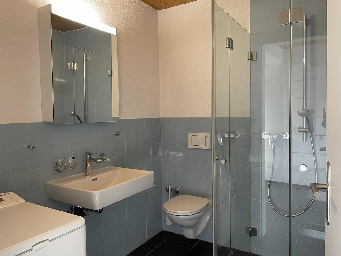 Charmante appartement en attique d'une chambre avec terrasse sur le toit - Photo 2 sur 7