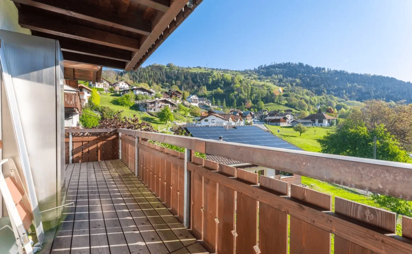 Charming 2.5-room apartment with panoramic views in a quiet location - Photo 1 of 5