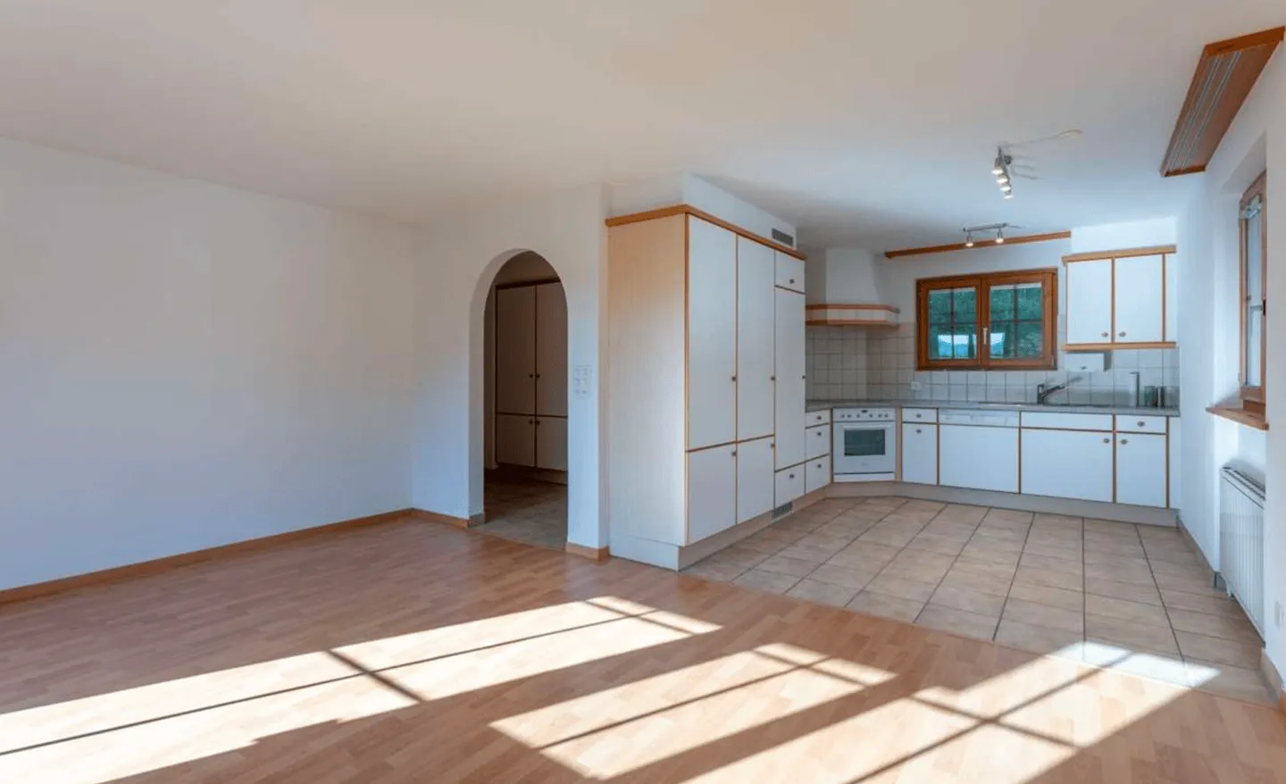 Charming 2.5-room apartment with panoramic views in a quiet location - Photo 3 of 5