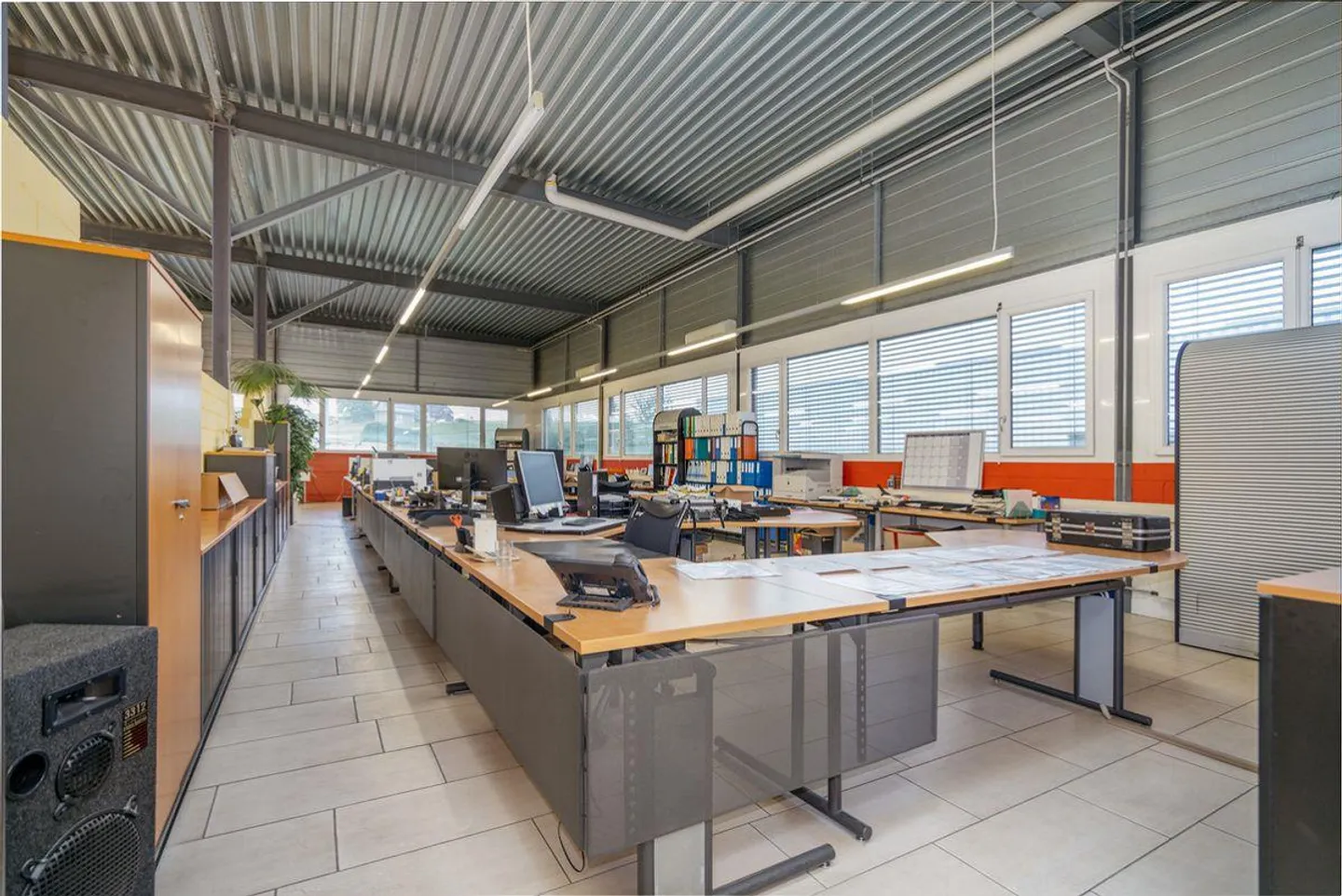Attractive commercial and storage spaces in a prime location between Zurich and Zug - Photo 5 of 13