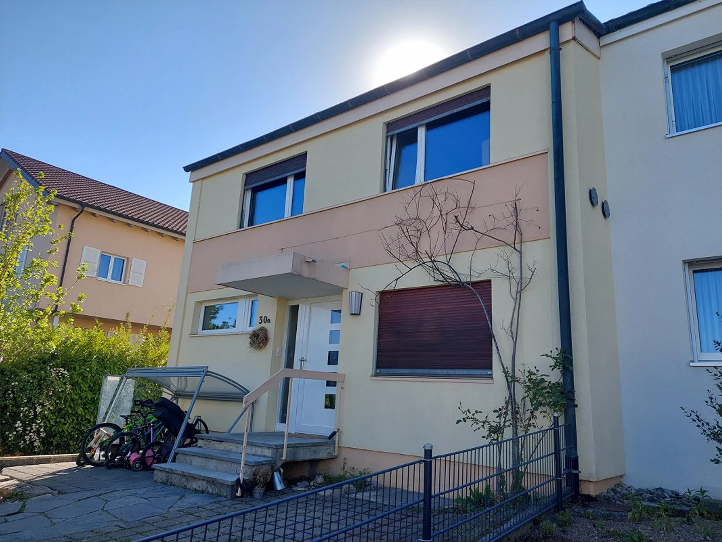 Maison semi-détachée spacieuse de 6,5 pièces dans un emplacement calme à Oberwil - Photo 1 sur 14