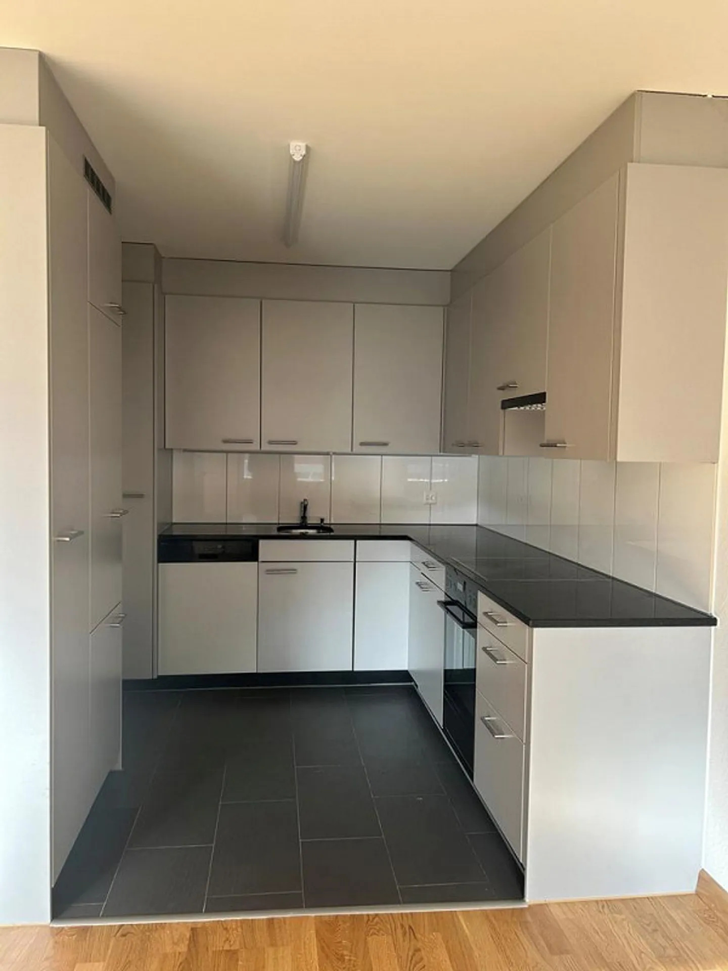 Bright 3.5-room apartment with balcony! - Photo 1 of 11