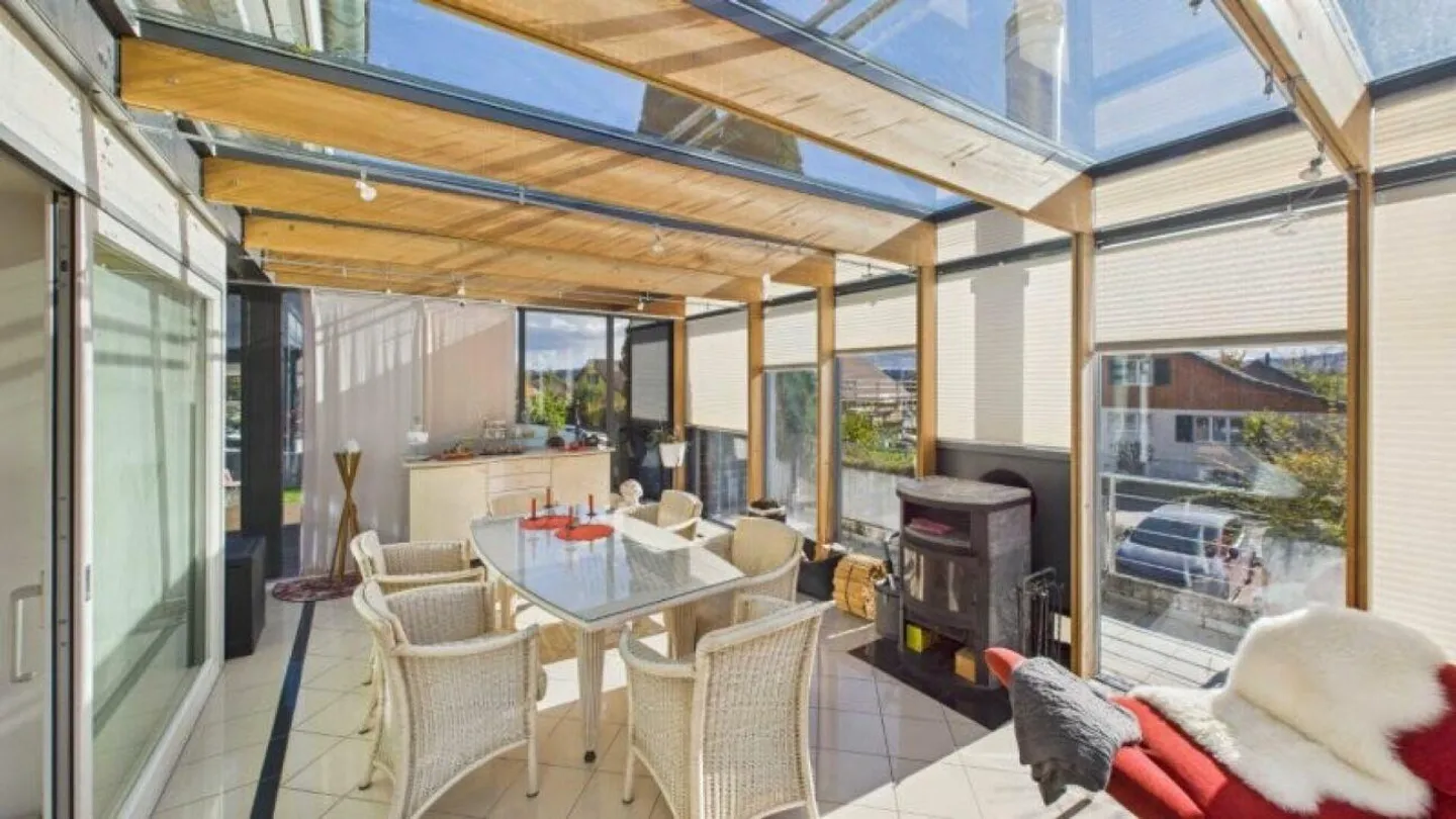 Architettura Aperta con Grande Terreno - Foto 7 di 10