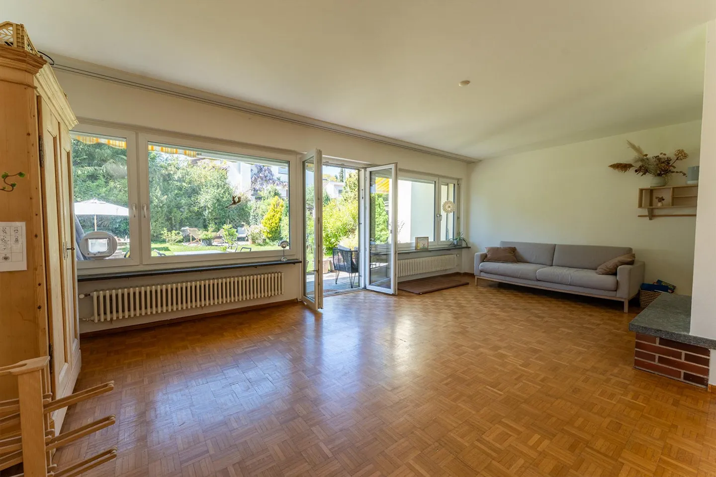Maison semi-détachée spacieuse de 6,5 pièces dans un emplacement calme à Oberwil - Photo 3 sur 14