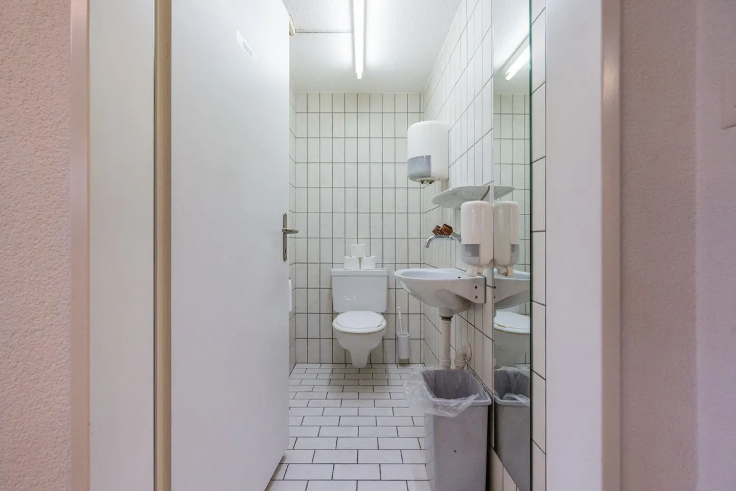Attractive commercial and storage spaces in a prime location between Zurich and Zug - Photo 9 of 13