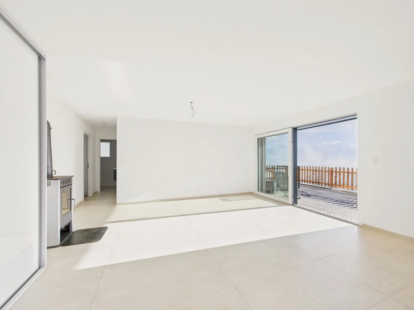 Appartement spacieux et lumineux de 4,5 pièces avec grande terrasse et vue imprenable sur les montagnes à Miex, VS - Photo 1 sur 13