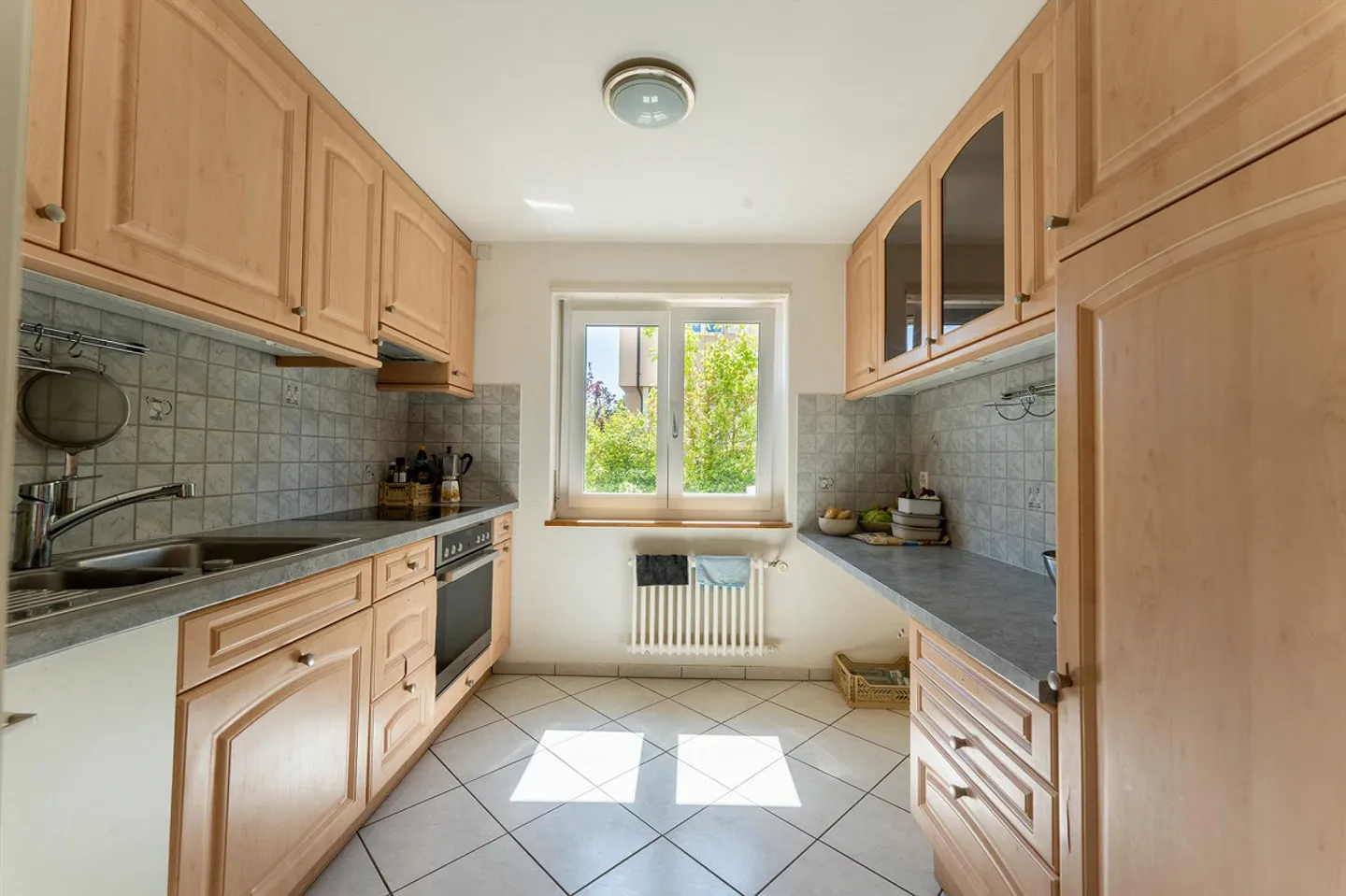 Maison semi-détachée spacieuse de 6,5 pièces dans un emplacement calme à Oberwil - Photo 6 sur 14