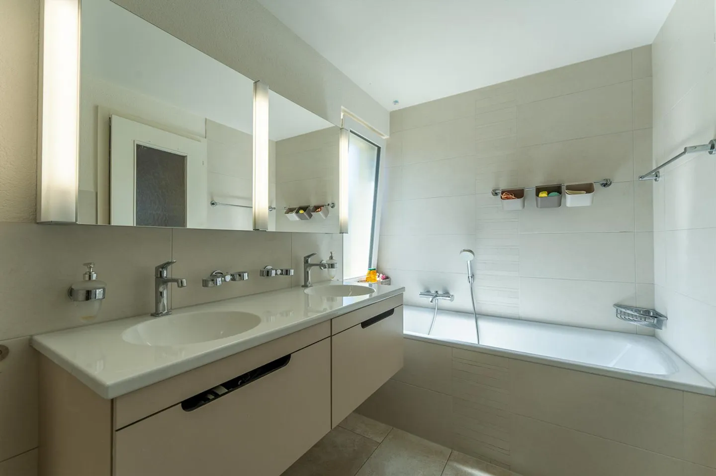 Maison semi-détachée spacieuse de 6,5 pièces dans un emplacement calme à Oberwil - Photo 7 sur 14